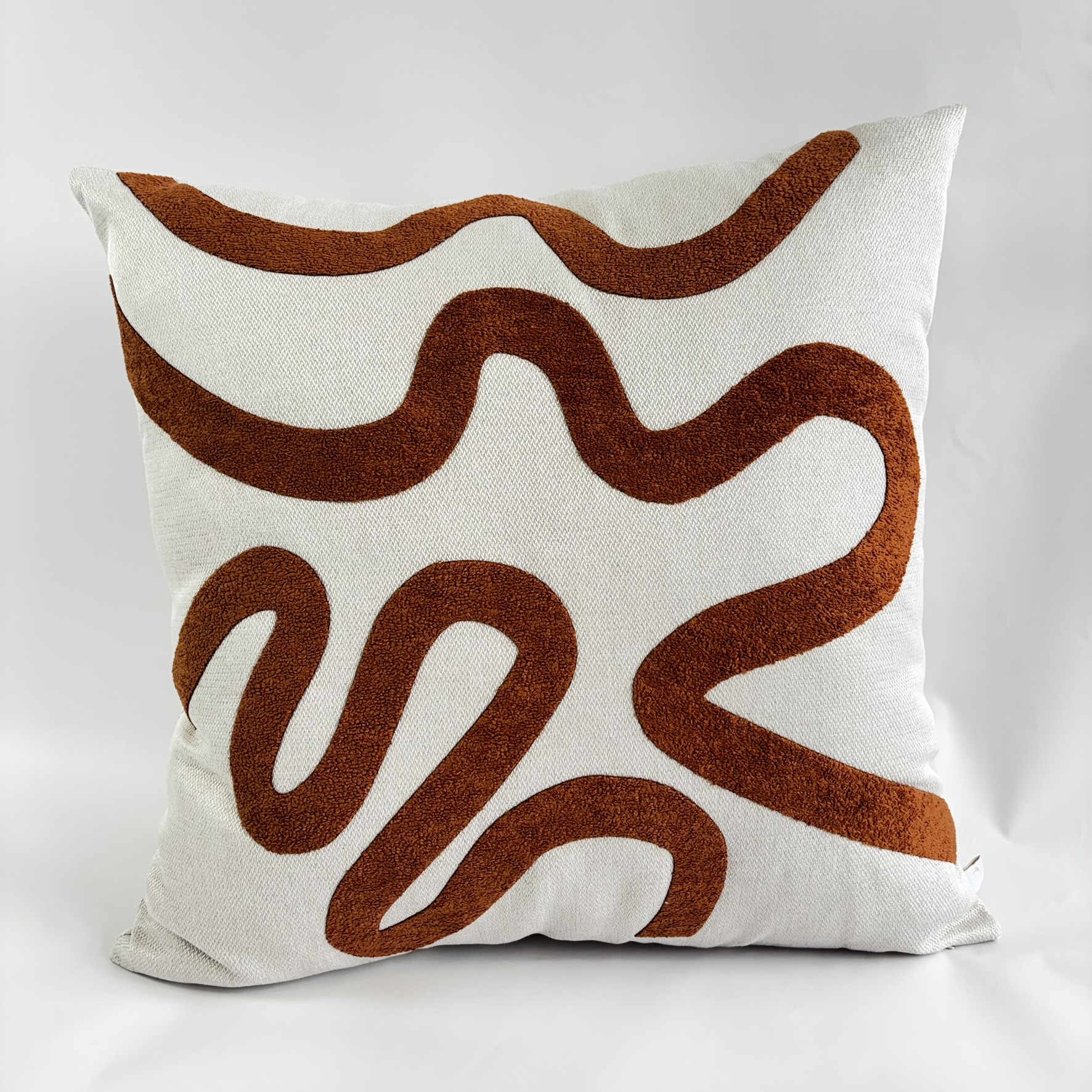 CAPA PARA ALMOFADA 50 X 50 CM BEGE CLARO COM APLIQUE ORGANICO EM BOUCLE TERRACOTA