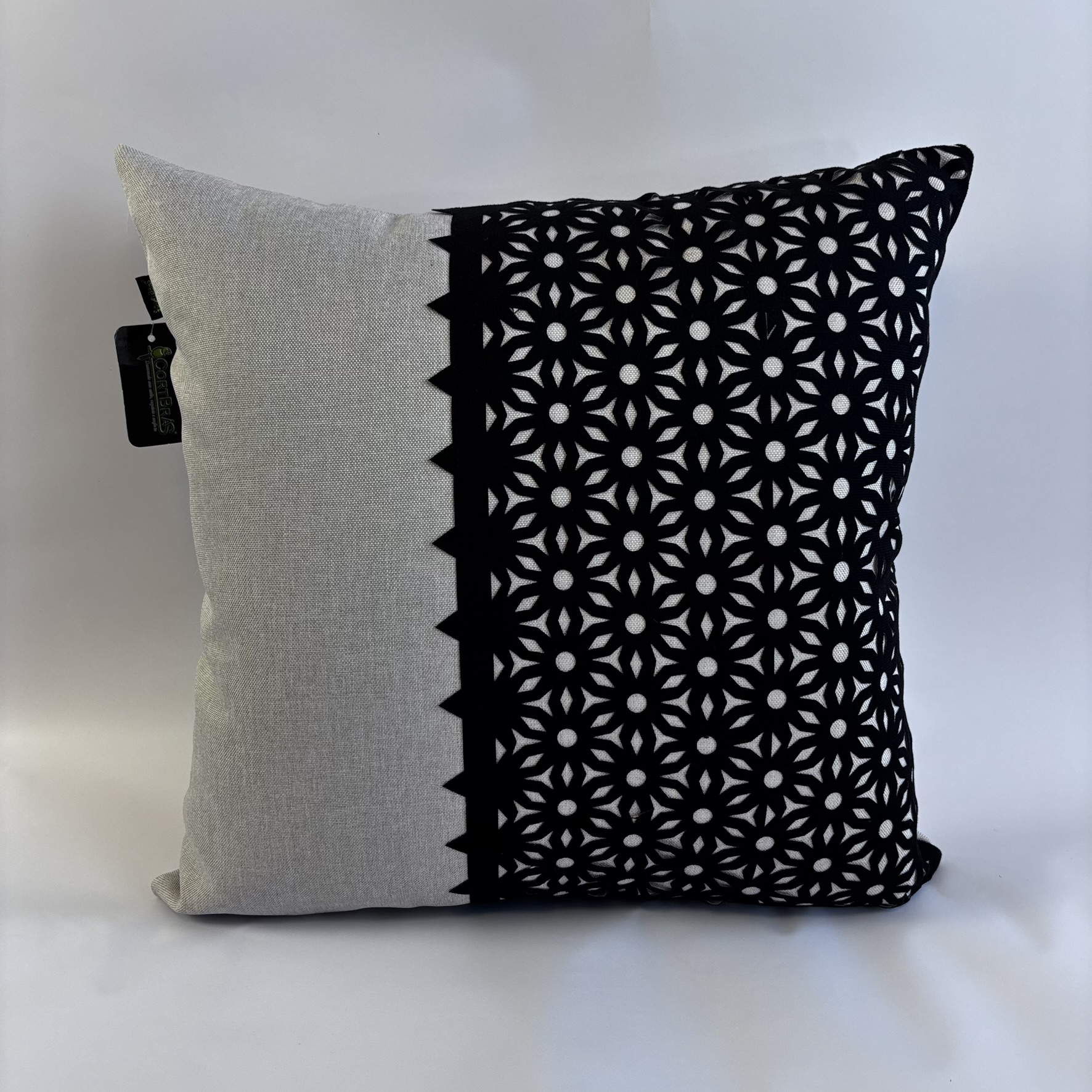 CAPA PARA ALMOFADA 50 X 50 CM LINHO BEGE COM DETALHE EM SUEDE PRETO COM CORTE A LASER