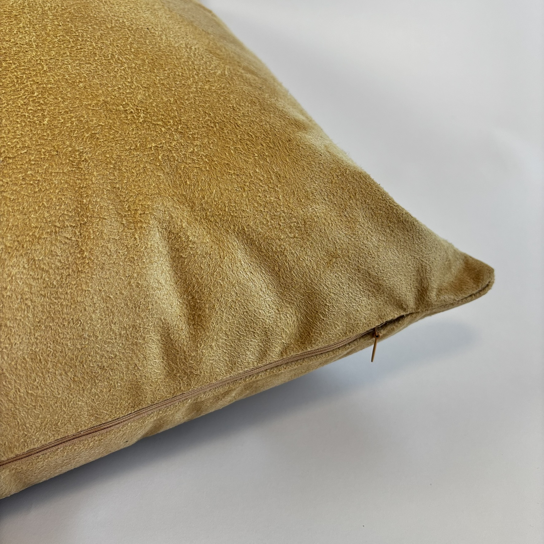 CAPA PARA ALMOFADA 45x45 CM  SUEDE TOM CARAMELO CLARO