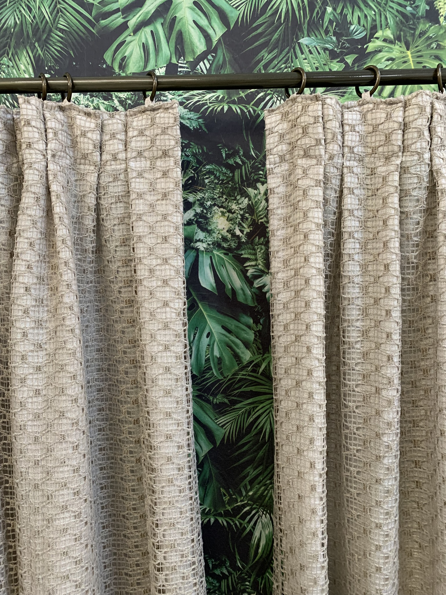 CORTINA NA ARGOLA COM GAZE AREIA E TELA GUIPIR