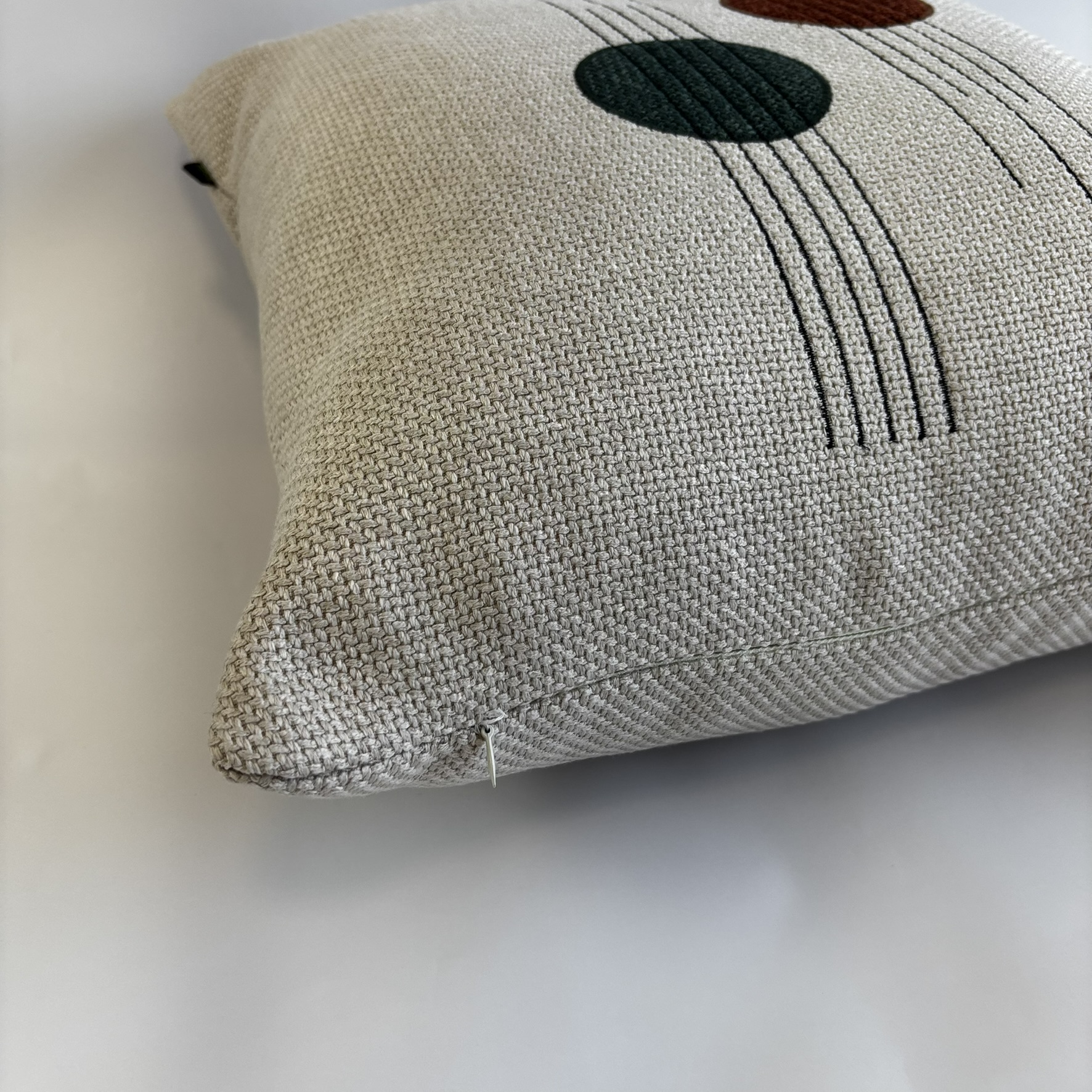 CAPA PARA ALMOFADA 50 X 50 CM  TRAMADO BEGE CLARO COM APLIQUE CIRCULOS TERRACOTA E VERDE