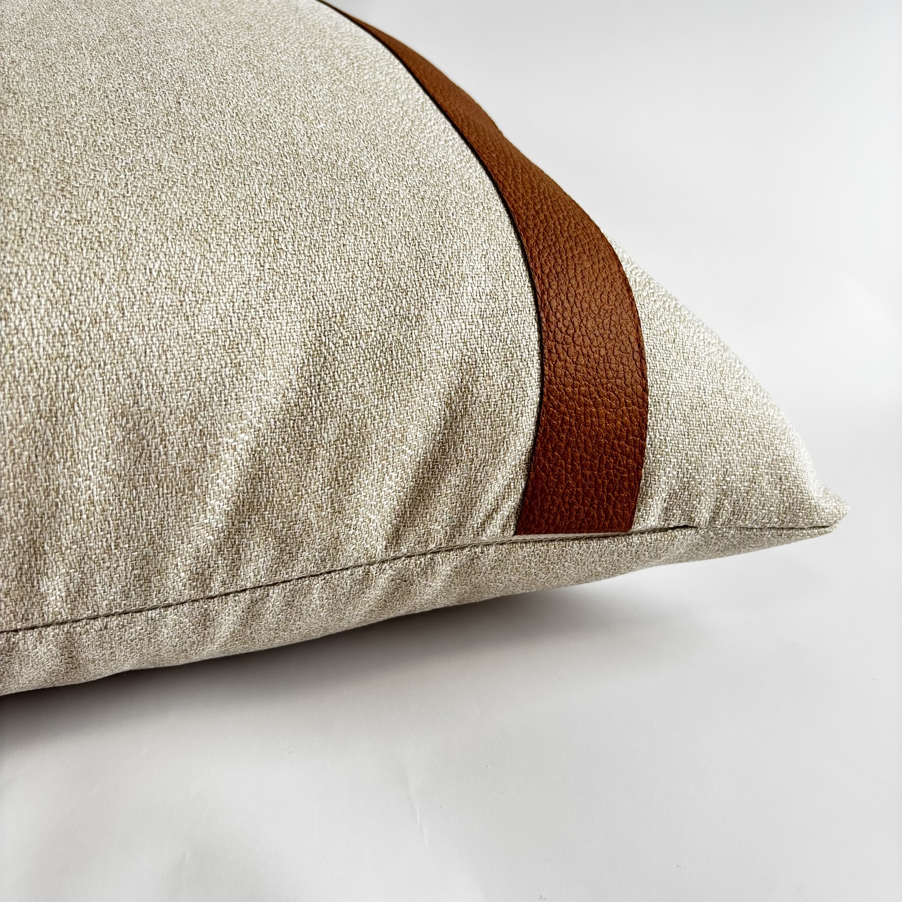 CAPA PARA ALMOFADA 50 X 50 CM  BEGE COM DETALHE EM COURO ECOLOGICO CARAMELO
