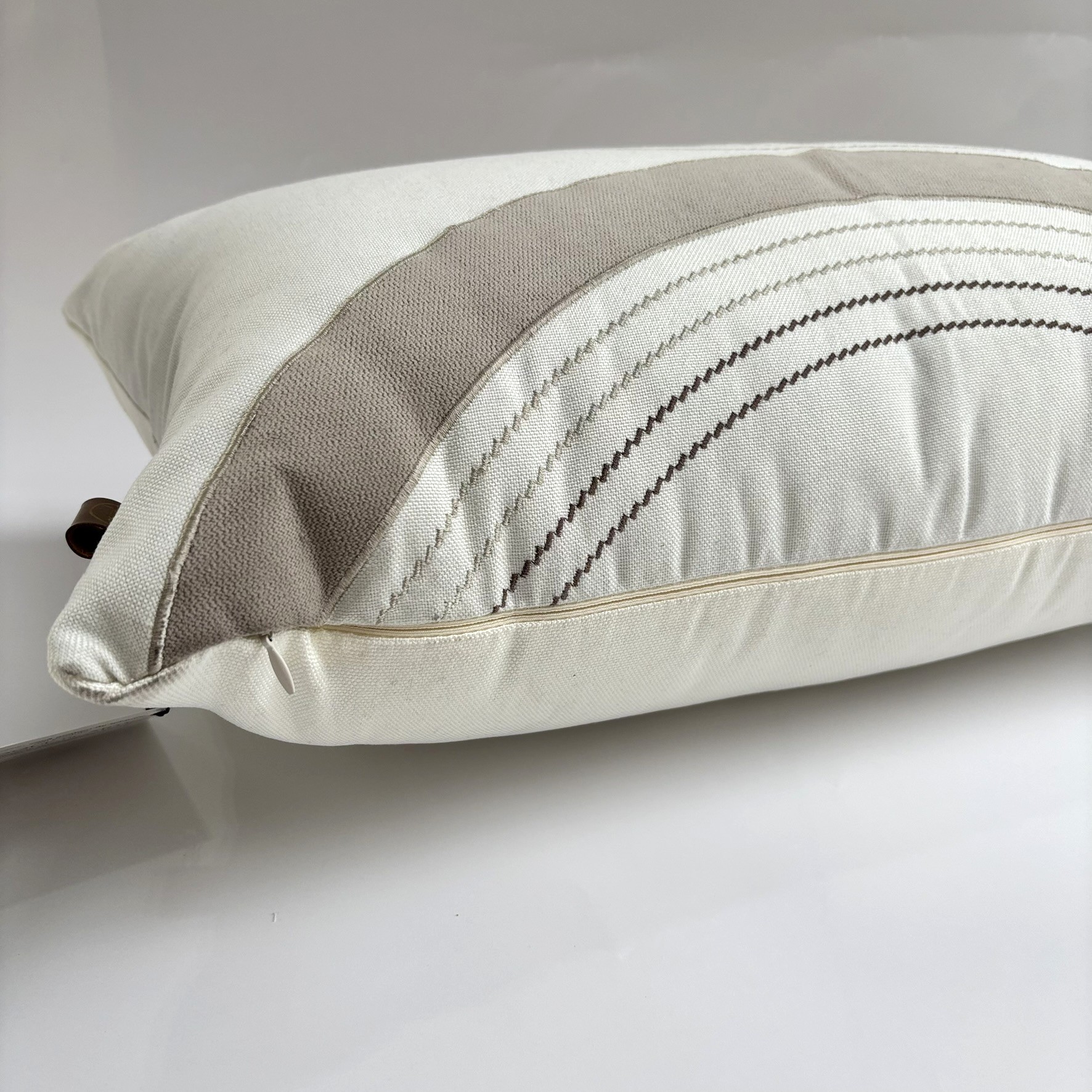 ALMOFADA BAGUETE CRU COM APLIQUE BEGE
