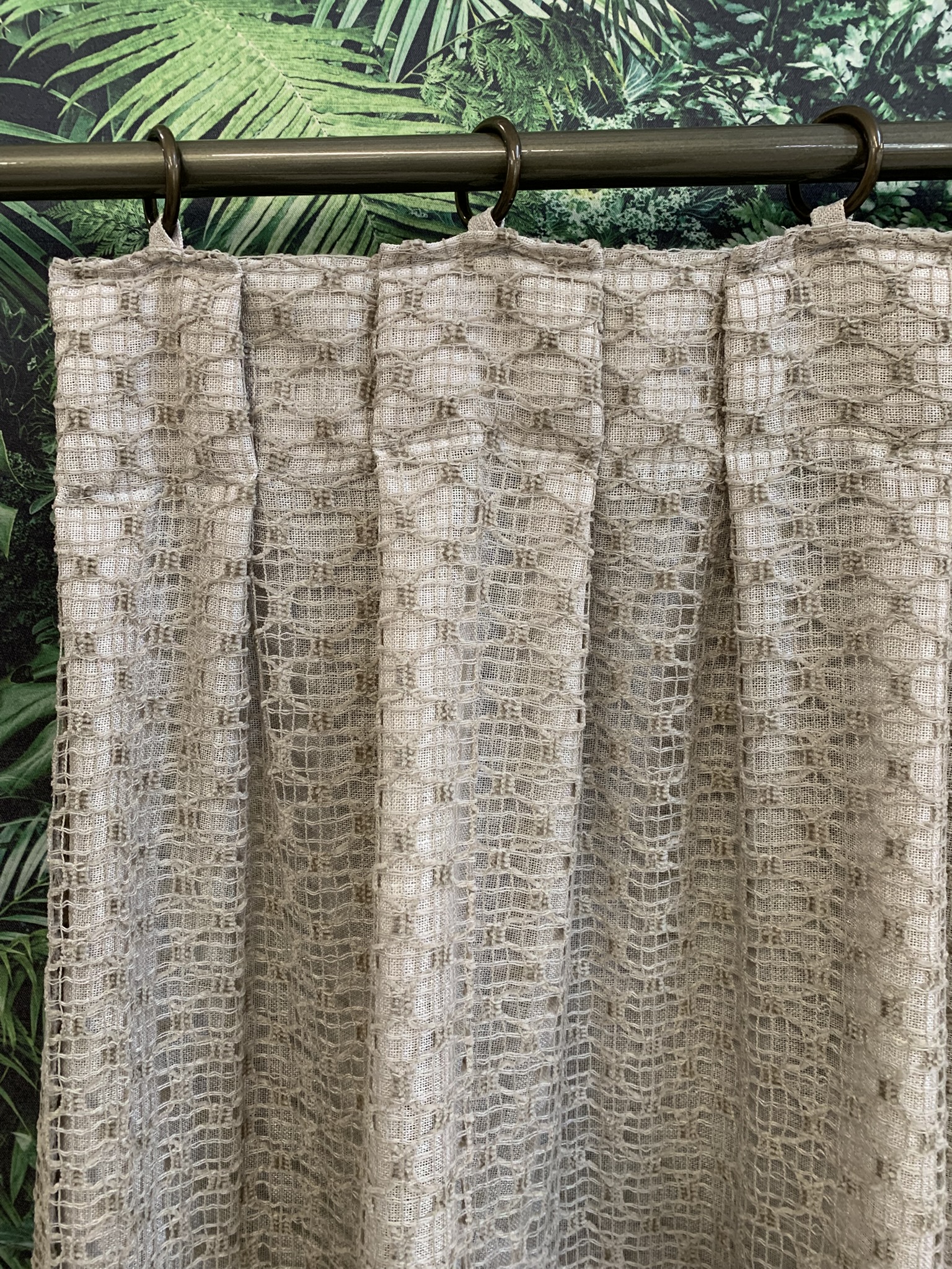 CORTINA NA ARGOLA COM GAZE AREIA E TELA GUIPIR