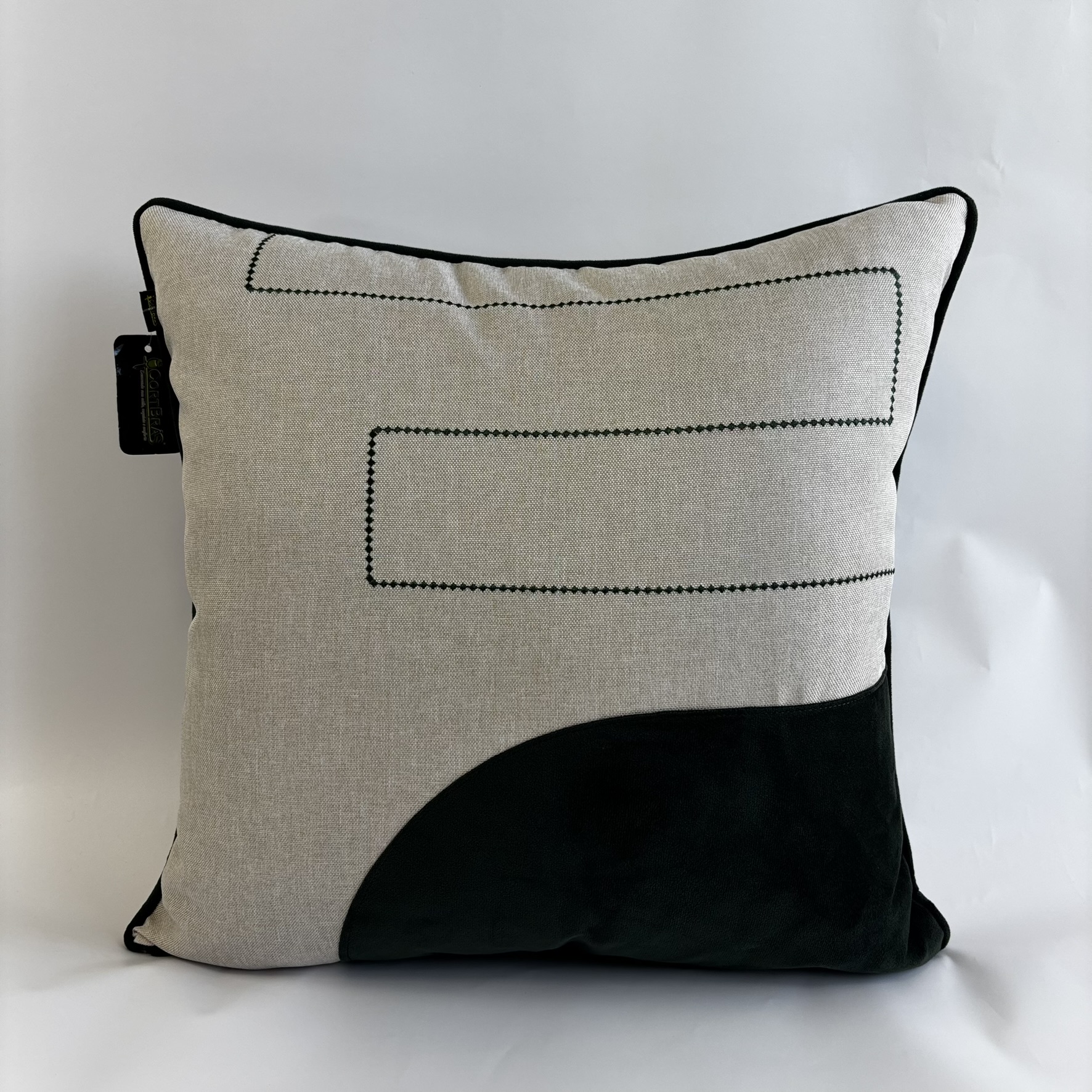 CAPA PARA ALMOFADA 50 X 50 CM  LINHO BEGE COM APLIQUE VERDE