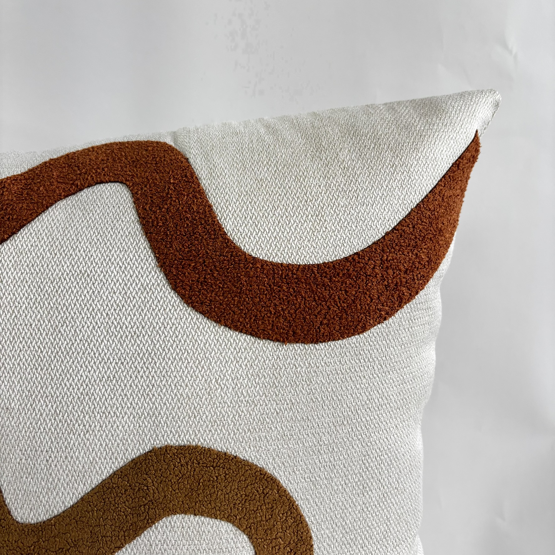 CAPA PARA ALMOFADA 50 X 50 CM BEGE CLARO COM APLIQUE ORGANICO EM BOUCLE TERRACOTA E CARAMELO