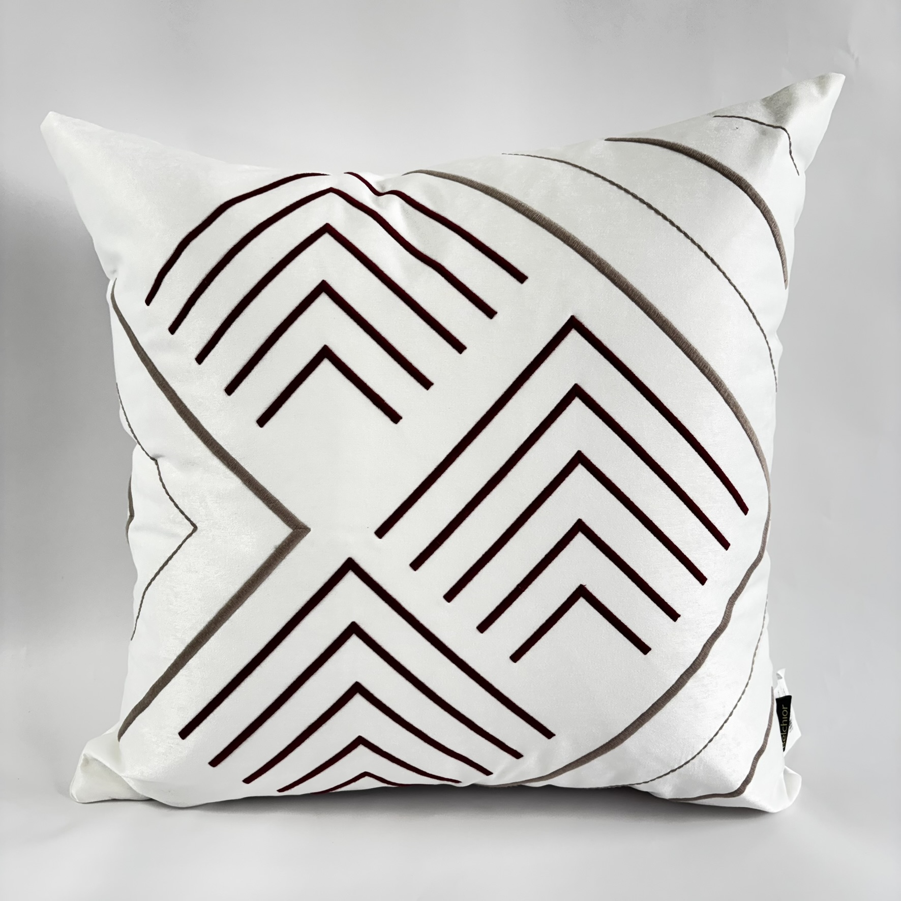 CAPA PARA ALMOFADA 50 X 50 CM SHANTUNG BRANCO COM BORDADO CEREJA E FENDI