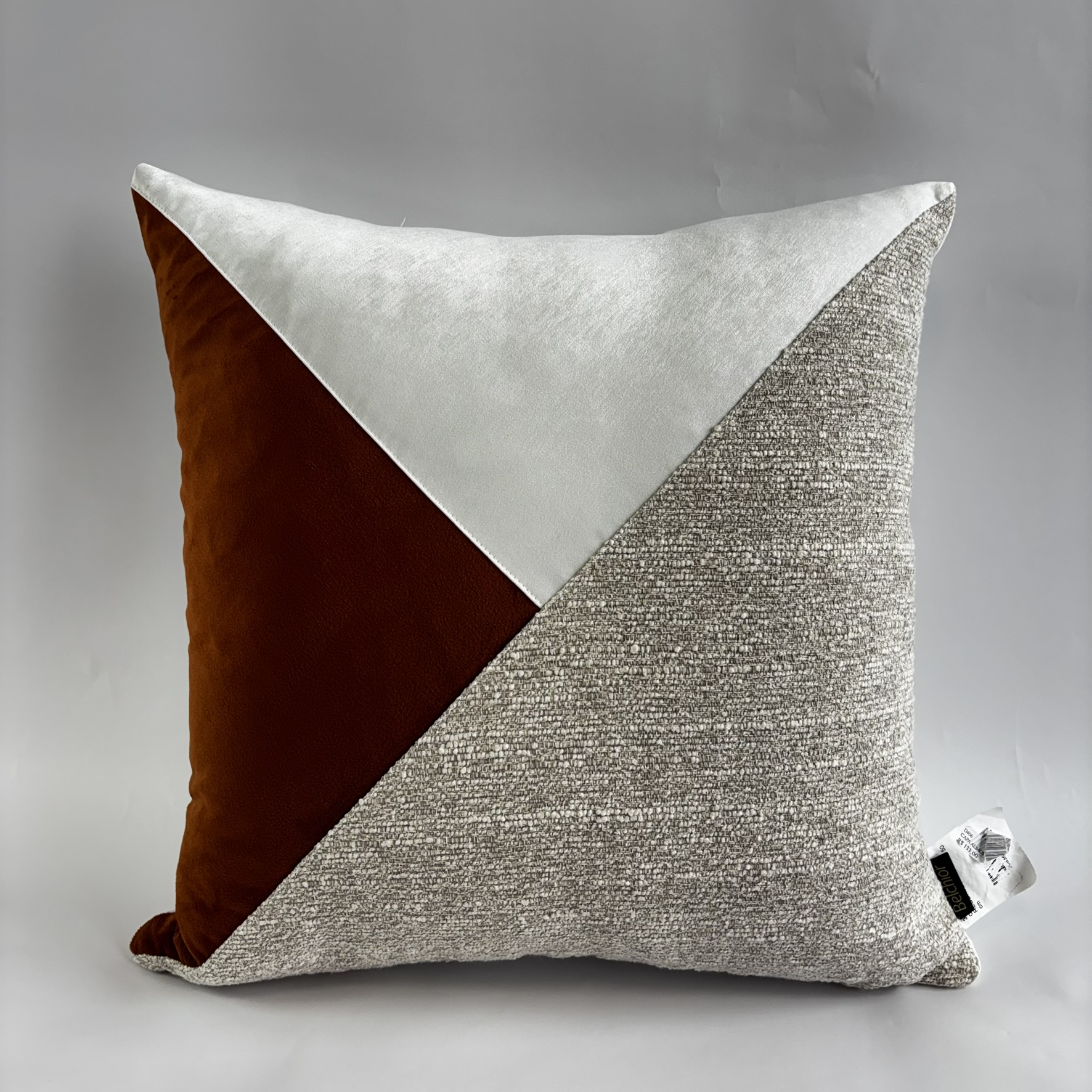 CAPA PARA ALMOFADA 50 X 50 CM SHANTUNG BRANCO COM APLIQUE CARAMELO E GELO