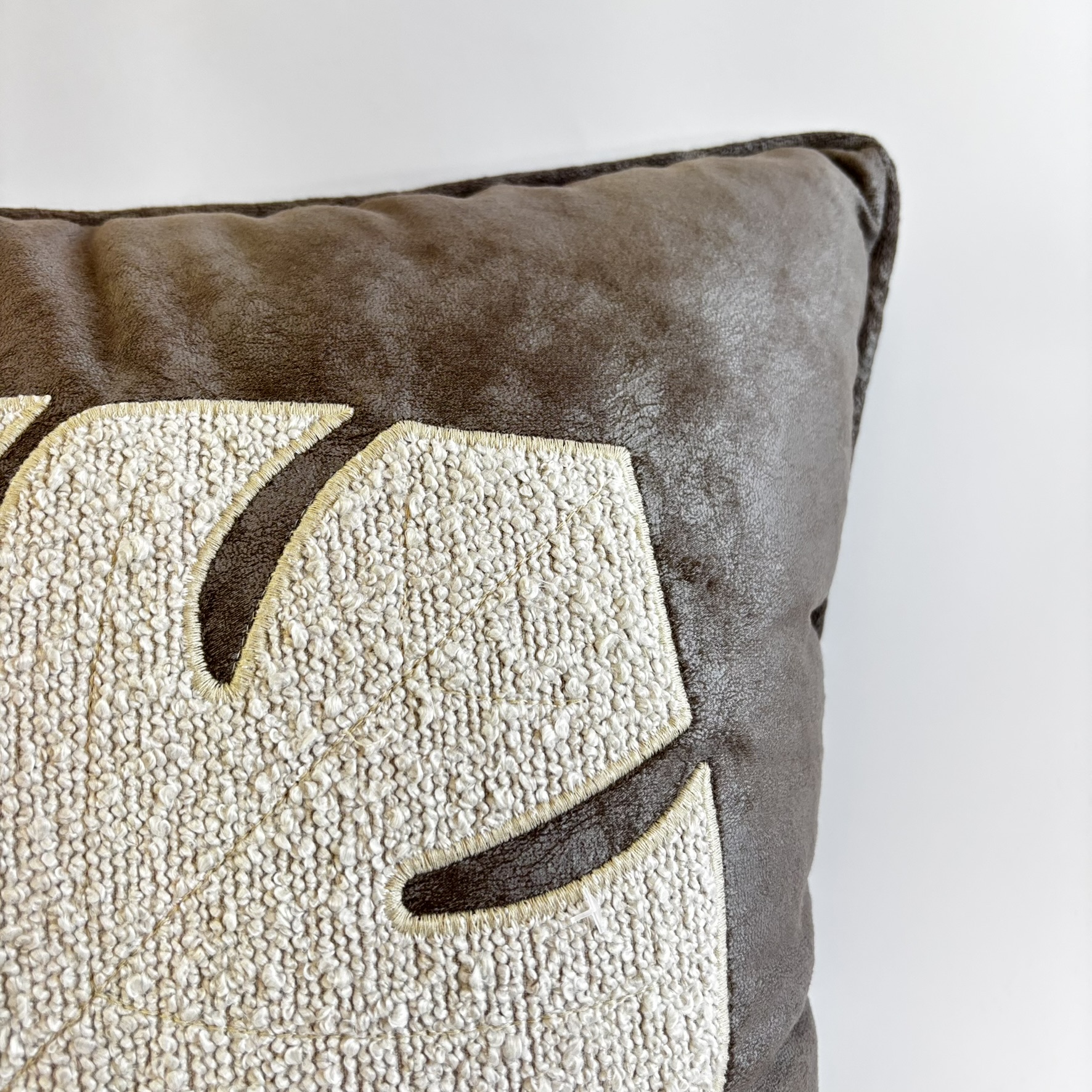 CAPA PARA ALMOFADA 50 X 50 CM  SUEDE MARROM COM APLIQUE
