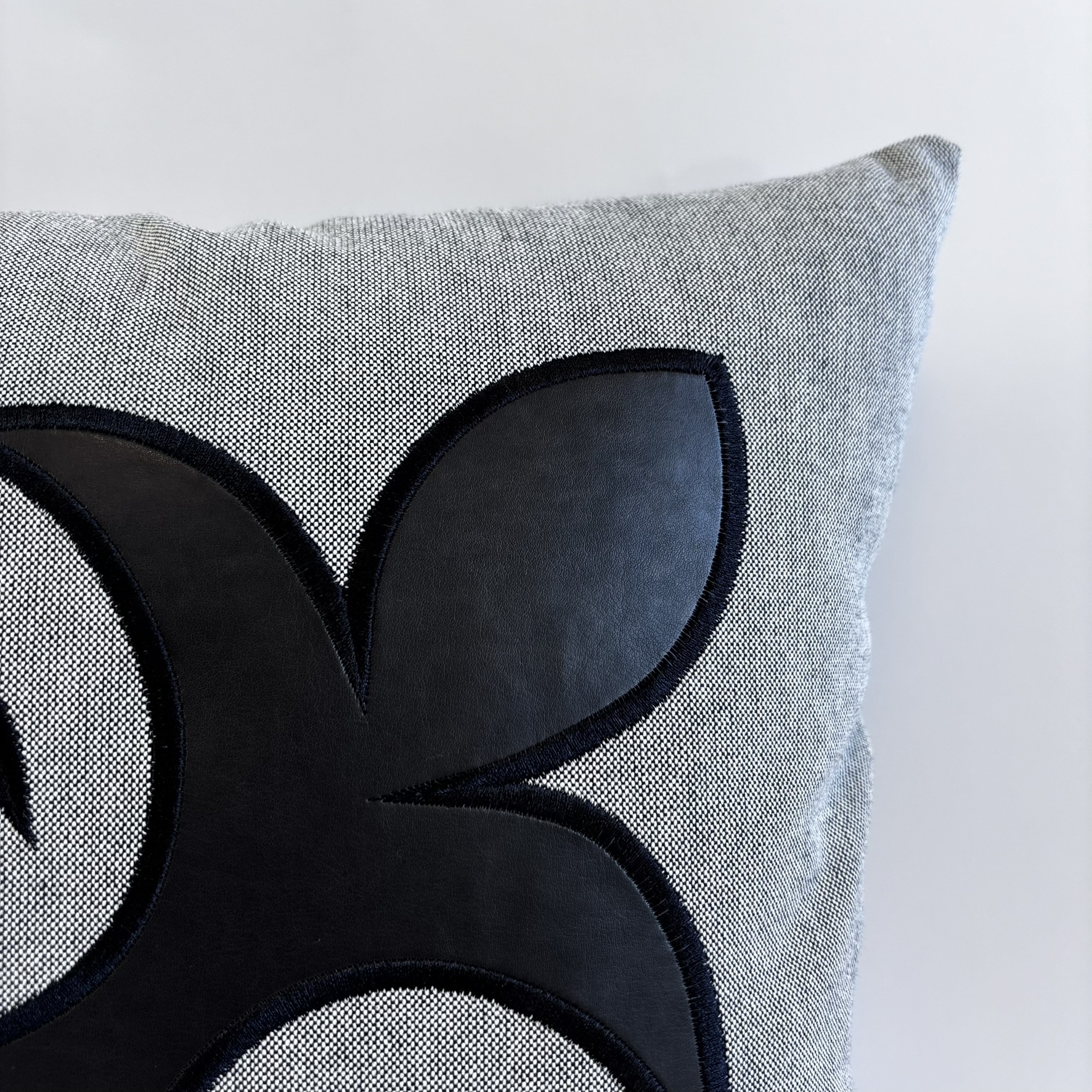 CAPA PARA ALMOFADA 50 X 50 CM  CINZA COM DETALHE EM COURO ECOLOGICO PRETO