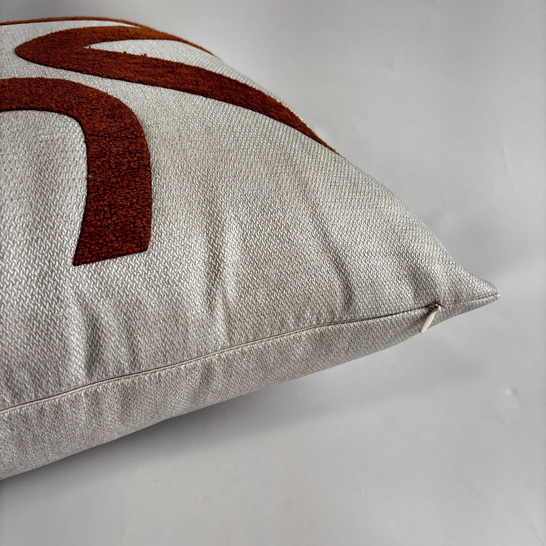 CAPA PARA ALMOFADA 50 X 50 CM BEGE CLARO COM APLIQUE ORGANICO EM BOUCLE TERRACOTA