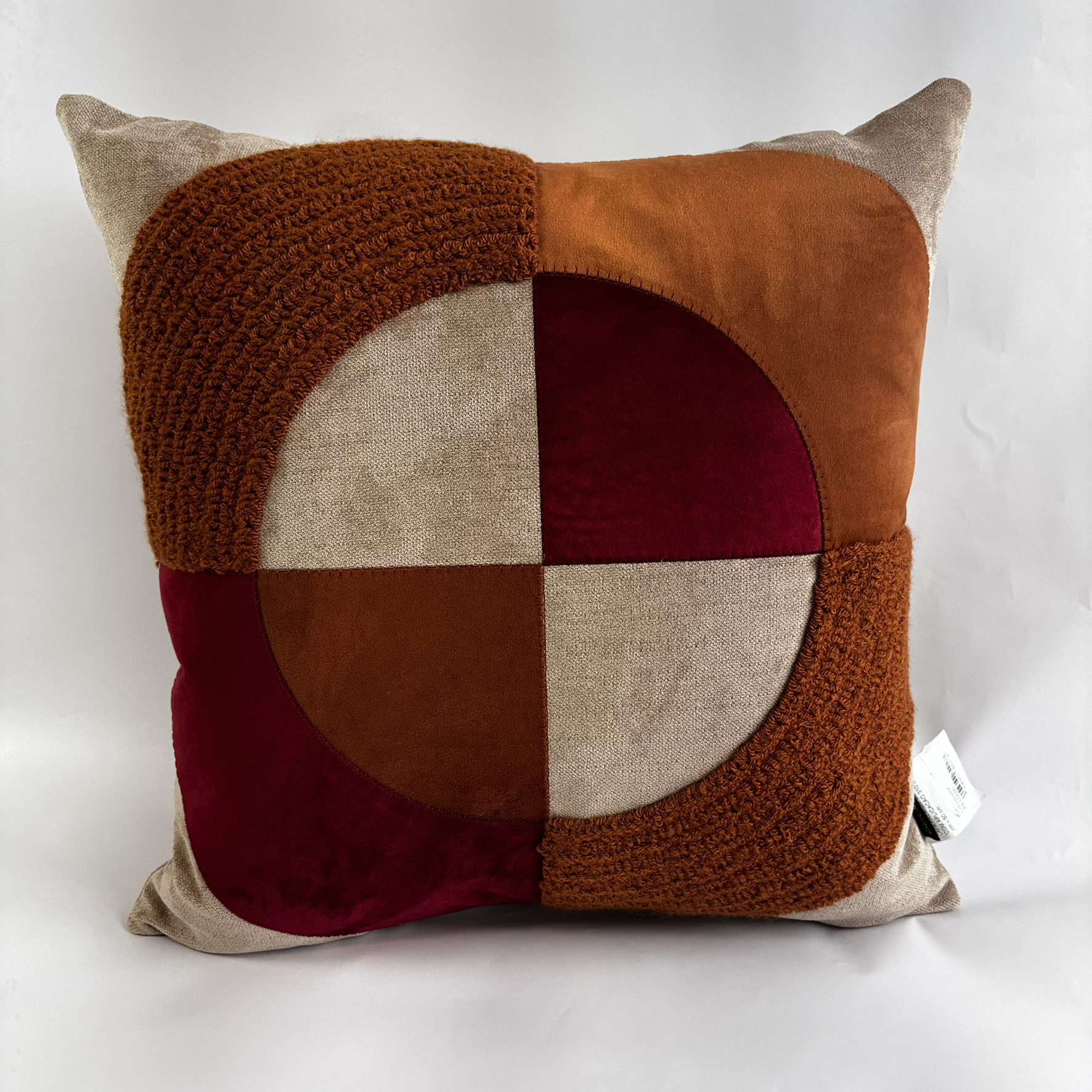 CAPA PARA ALMOFADA 50 X 50 CM  ESTONADA BEGE COM APLIQUE CARAMELO E CEREJA