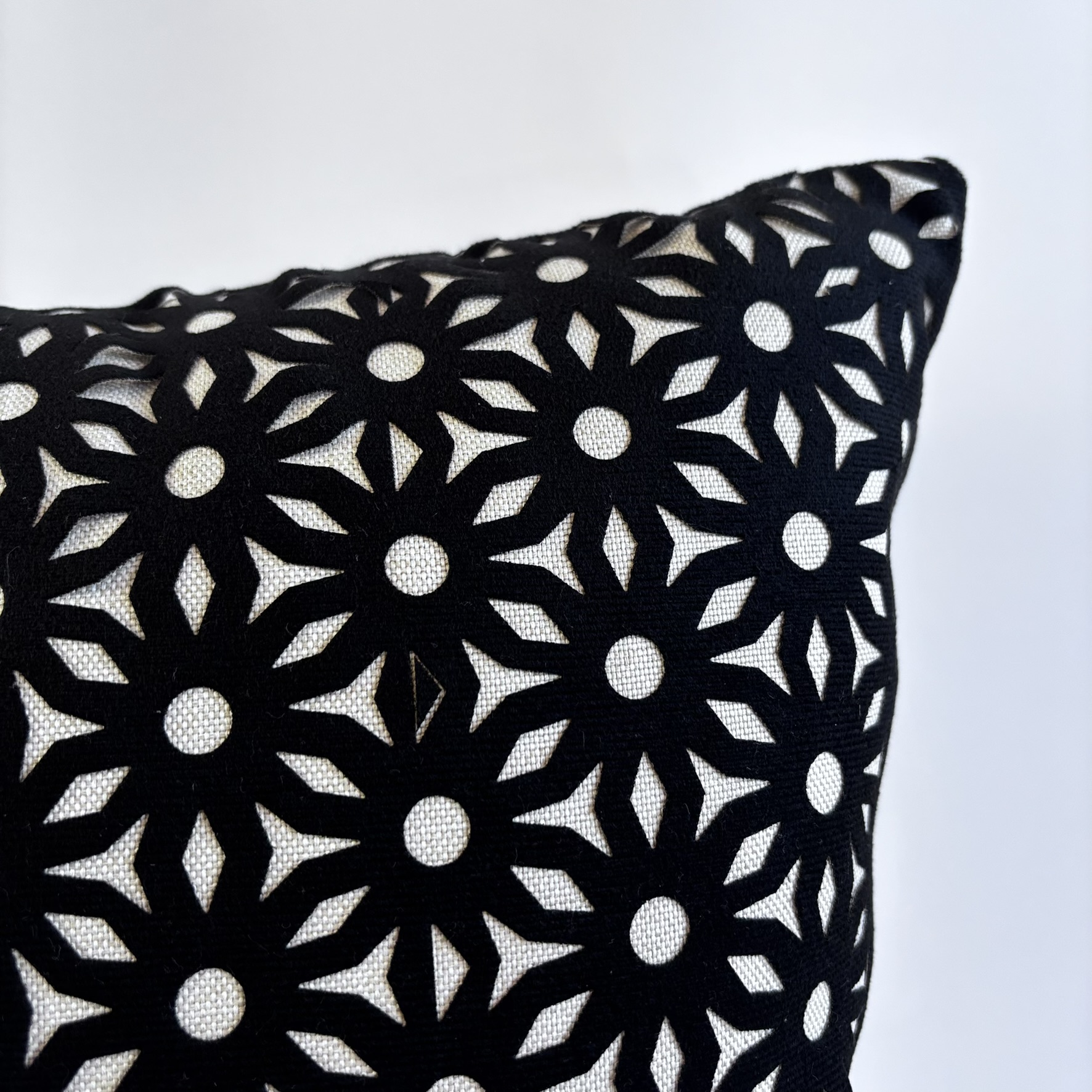 CAPA PARA ALMOFADA 50 X 50 CM LINHO BEGE COM DETALHE EM SUEDE PRETO COM CORTE A LASER