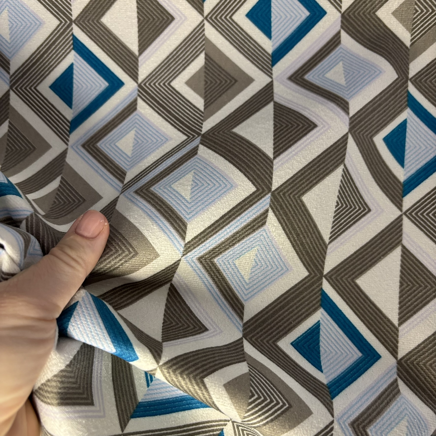 SUEDE TRIANGULOS CINZA E AZUL