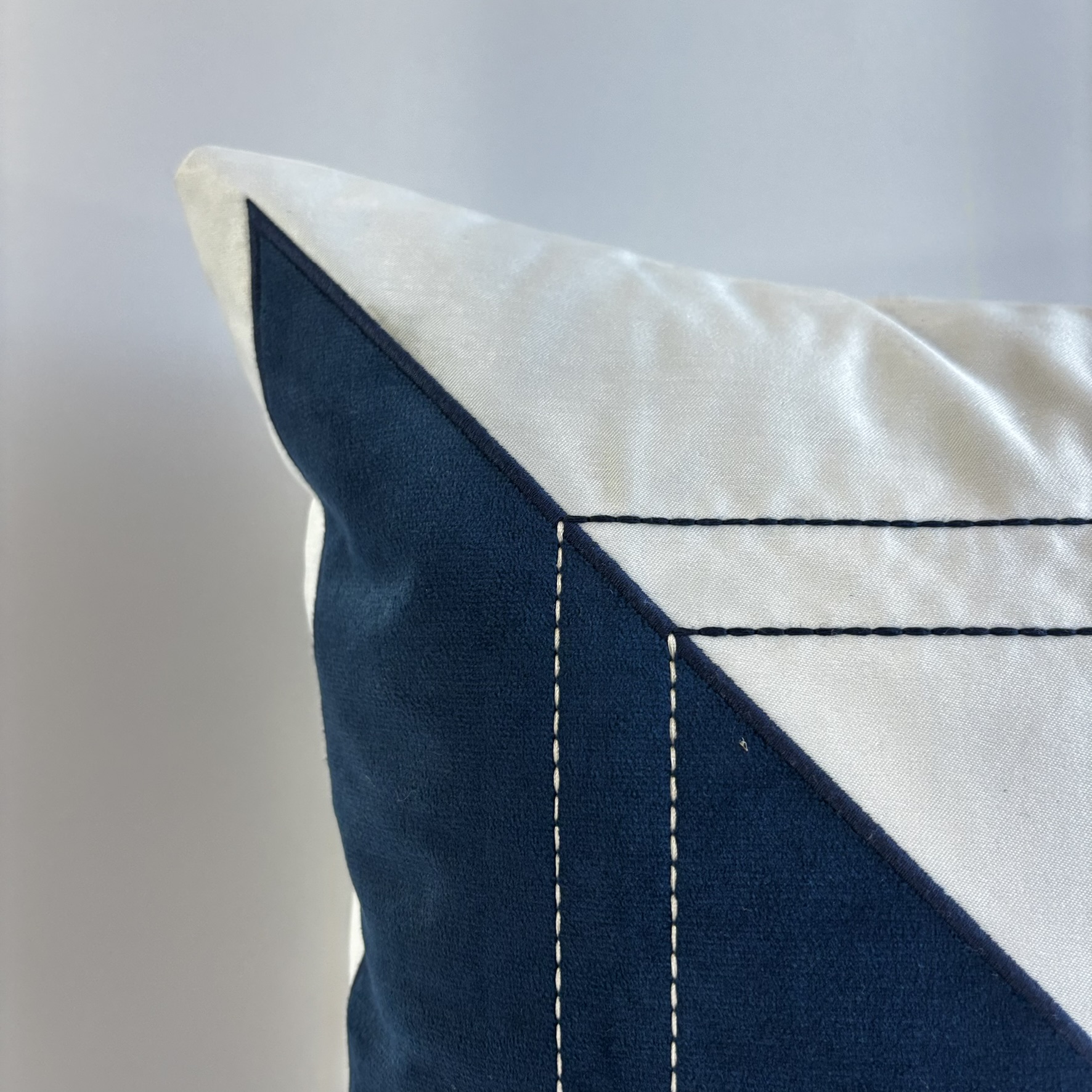 CAPA PARA ALMOFADA 50 X 50 CM SHANTUNG BRANCO COM APLIQUE AZUL MARINHO 