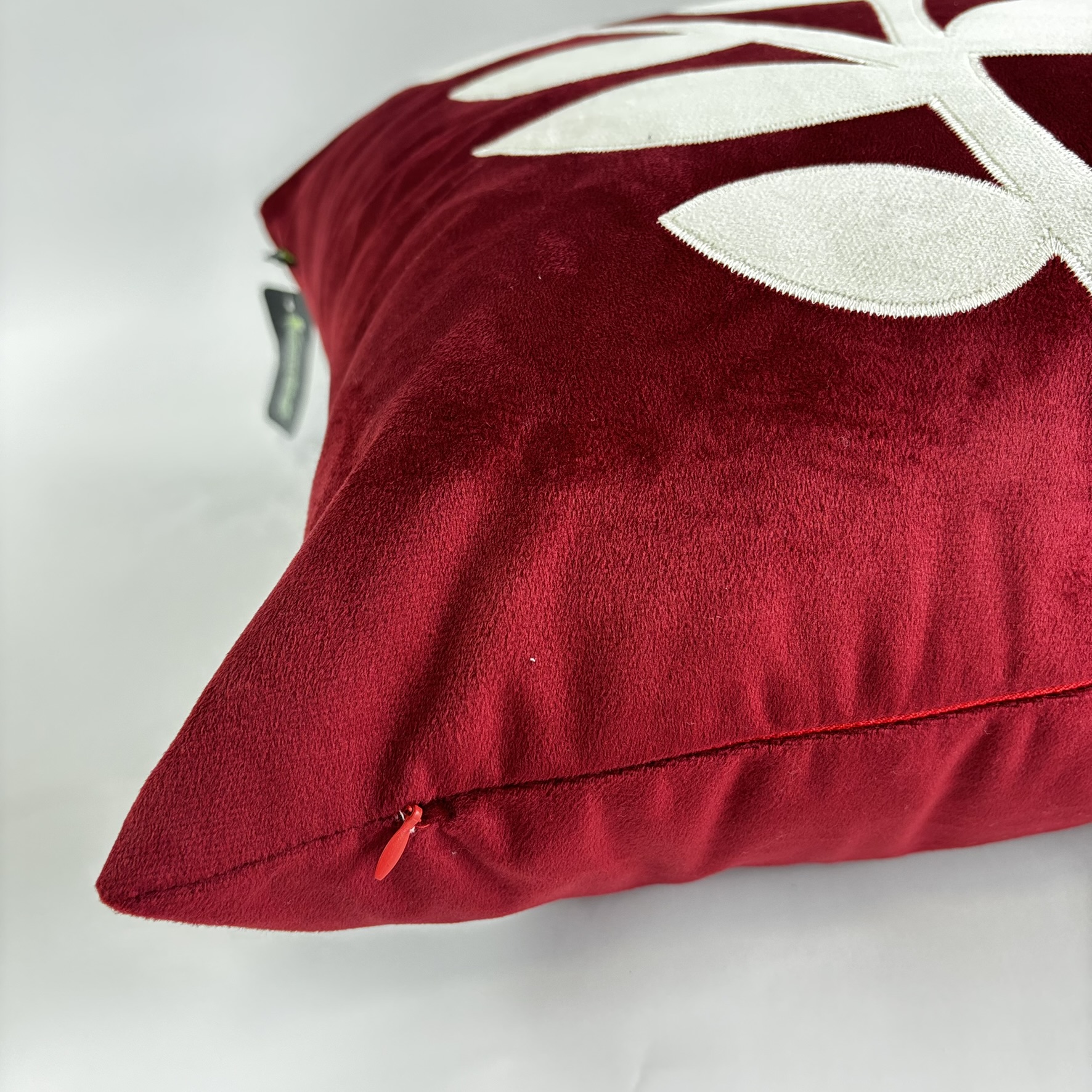 CAPA PARA ALMOFADA 50 X 50 CM  VELUDO SUEDE CEREJA COM APLIQUE FLORAL BEGE