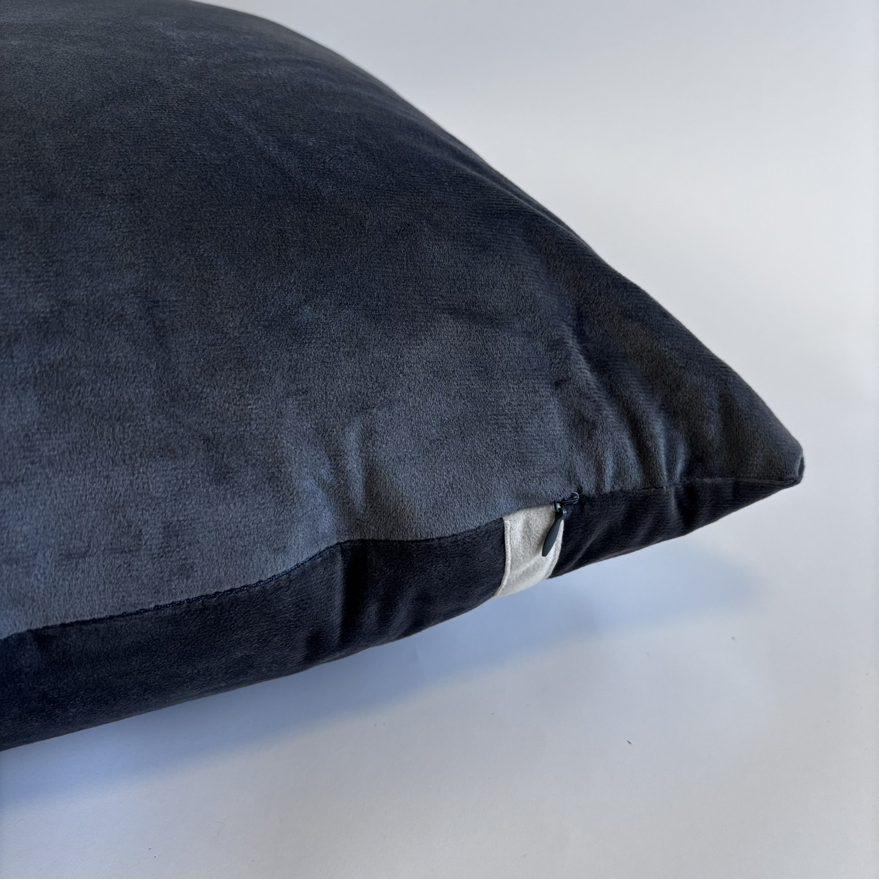 CAPA PARA ALMOFADA 50 X 50 CM  VELUDO SUEDE CINZA COM DETALHES EM VELUDO CRU