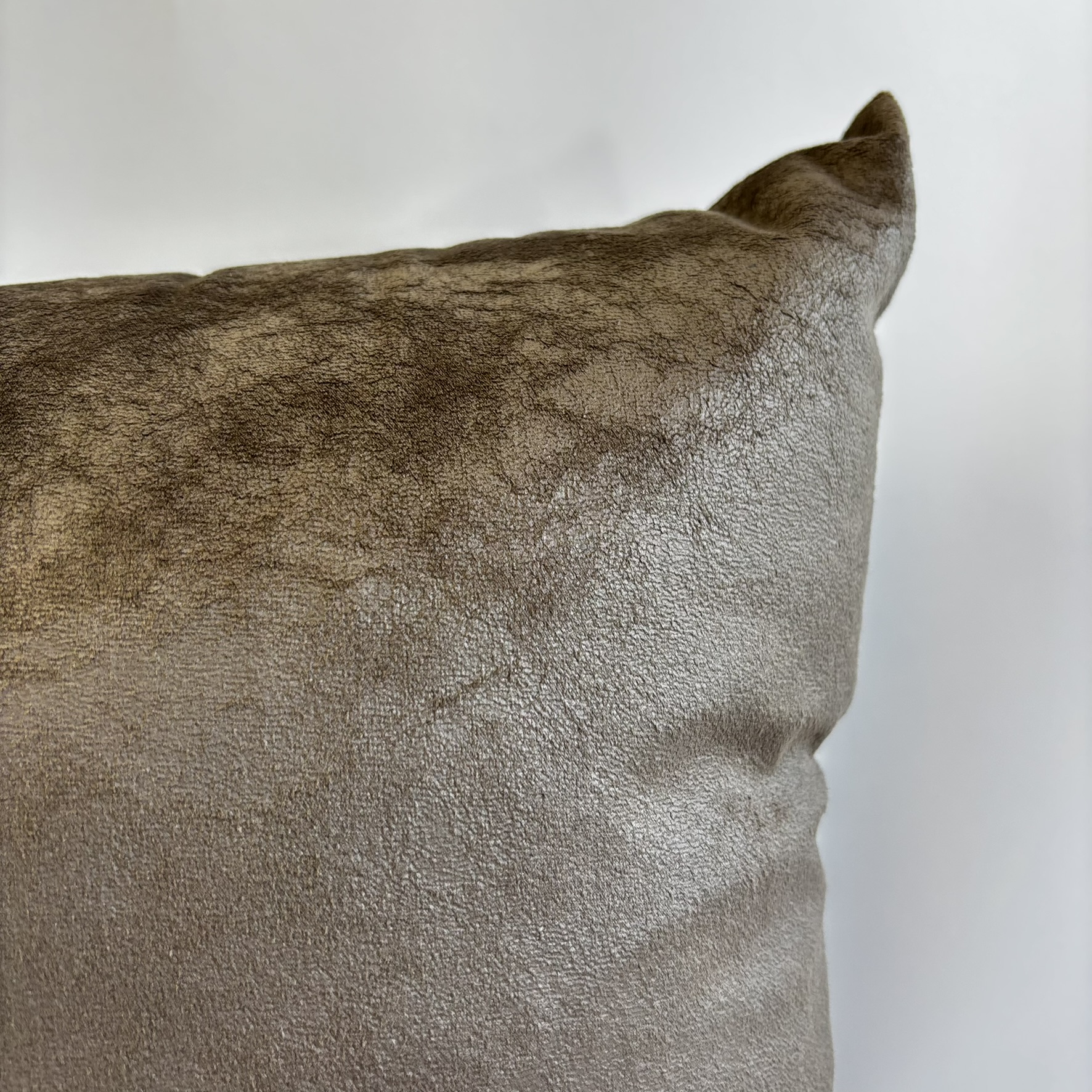 CAPA PARA ALMOFADA 50 X 50 CM  SUEDE ESTONADA MARROM