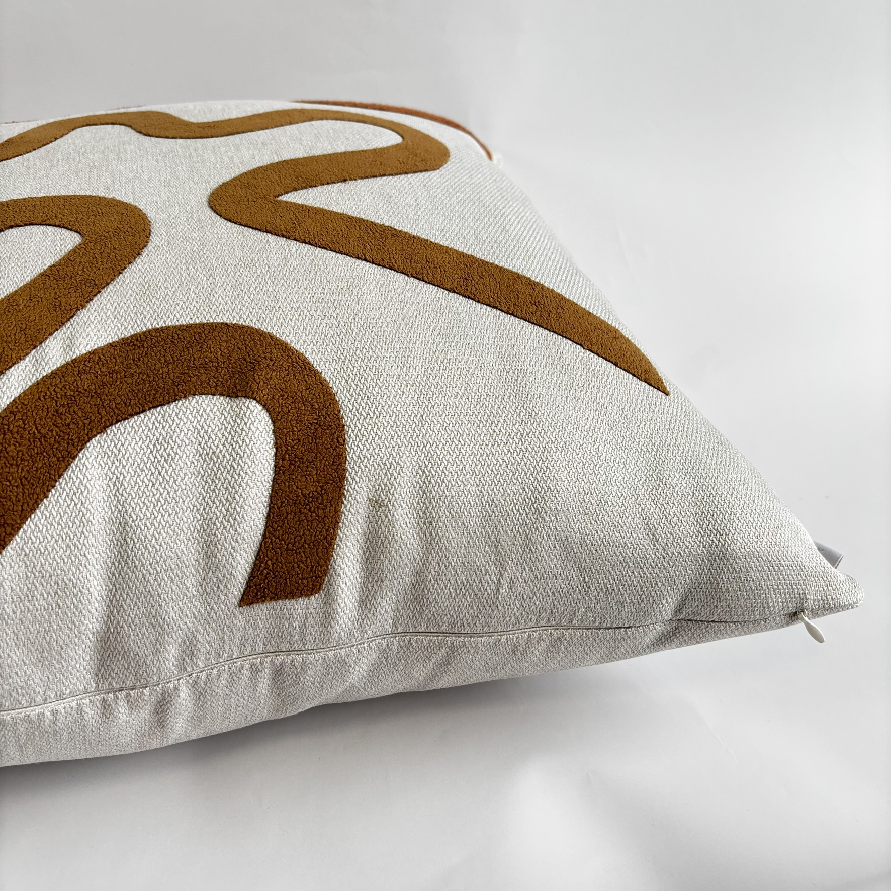 CAPA PARA ALMOFADA 50 X 50 CM BEGE CLARO COM APLIQUE ORGANICO EM BOUCLE TERRACOTA E CARAMELO