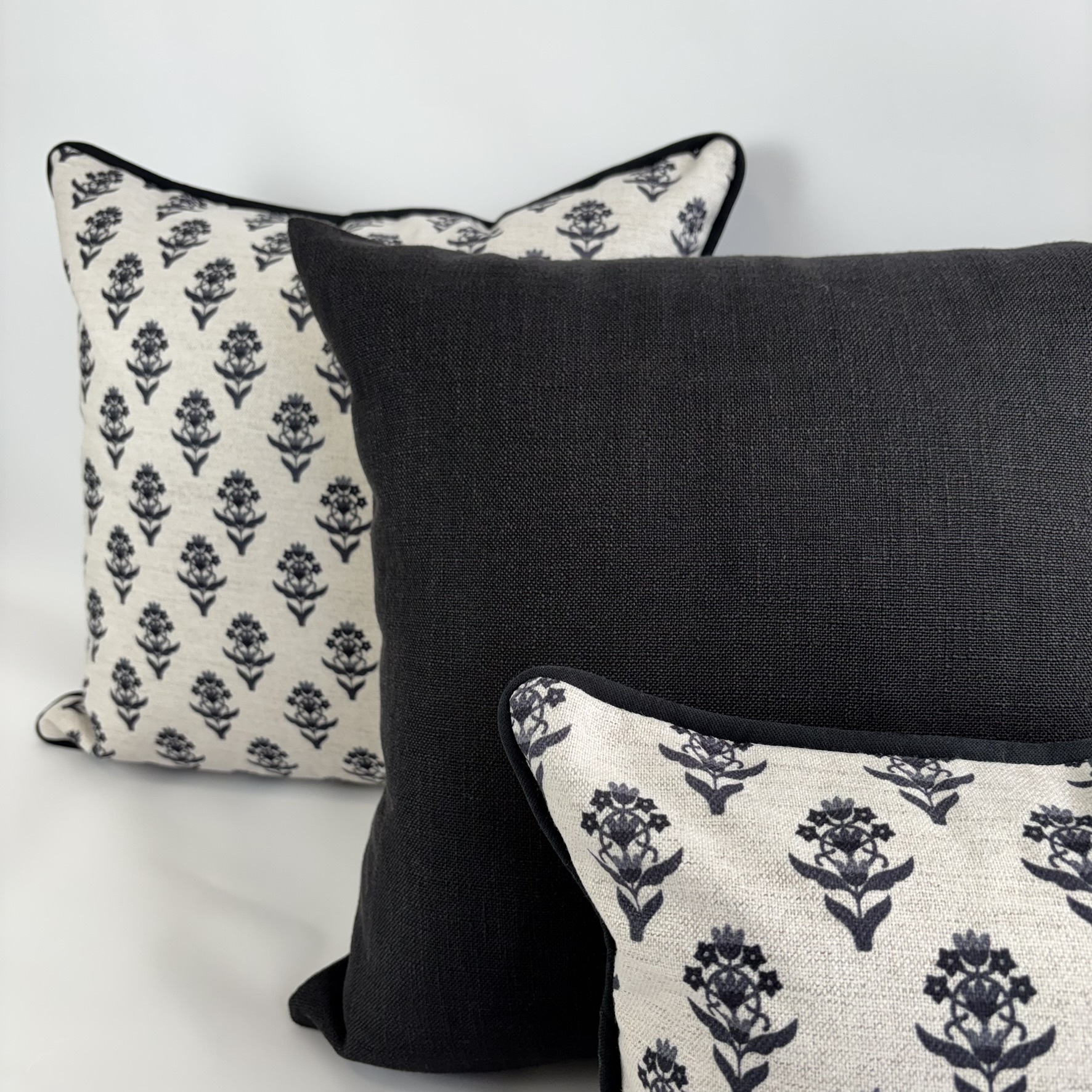CONJUNTO CAPAS DE ALMOFADAS PRETO LISA E ESTAMPA FLOR DE LIS 18