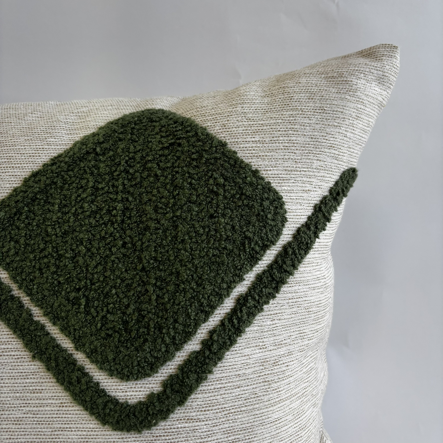 CAPA PARA ALMOFADA 50 X 50 CM CONCEPT BEGE COM APLIQUES VERDE