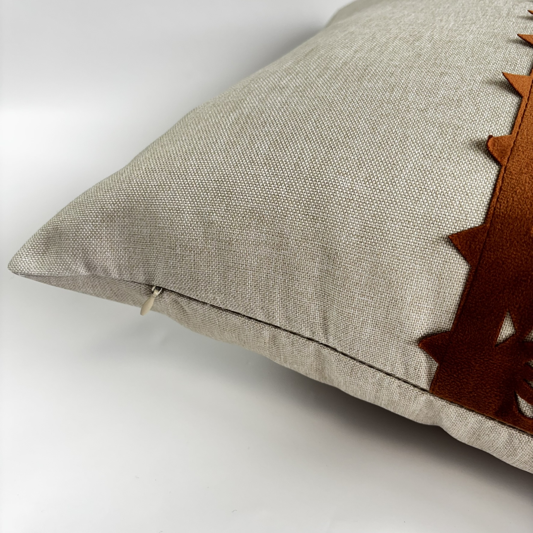 CAPA PARA ALMOFADA 50 X 50 CM LINHO BEGE COM DETALHE EM SUEDE CARAMELO COM CORTE A LASER