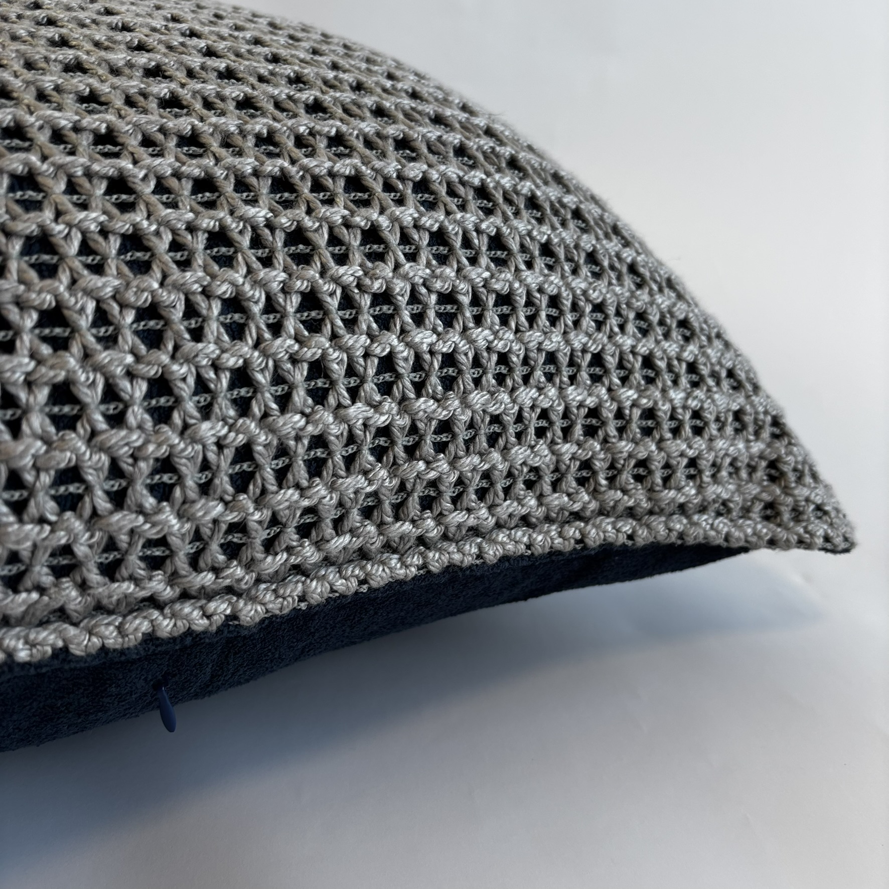CAPA PARA ALMOFADA 50 X 50 CM CROCHE CRISTAL CINZA COM FUNDO AZUL