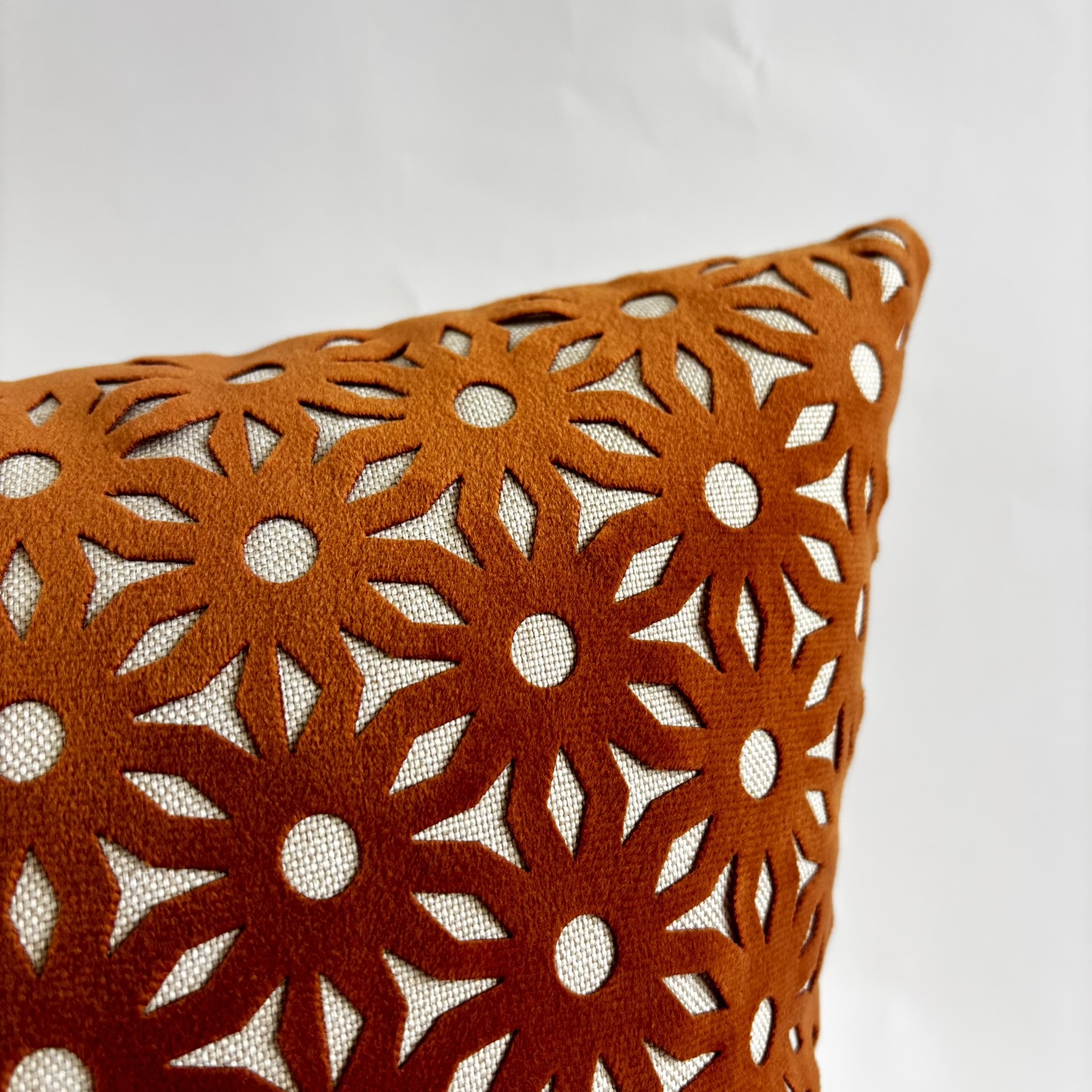 CAPA PARA ALMOFADA 50 X 50 CM LINHO BEGE COM DETALHE EM SUEDE CARAMELO COM CORTE A LASER