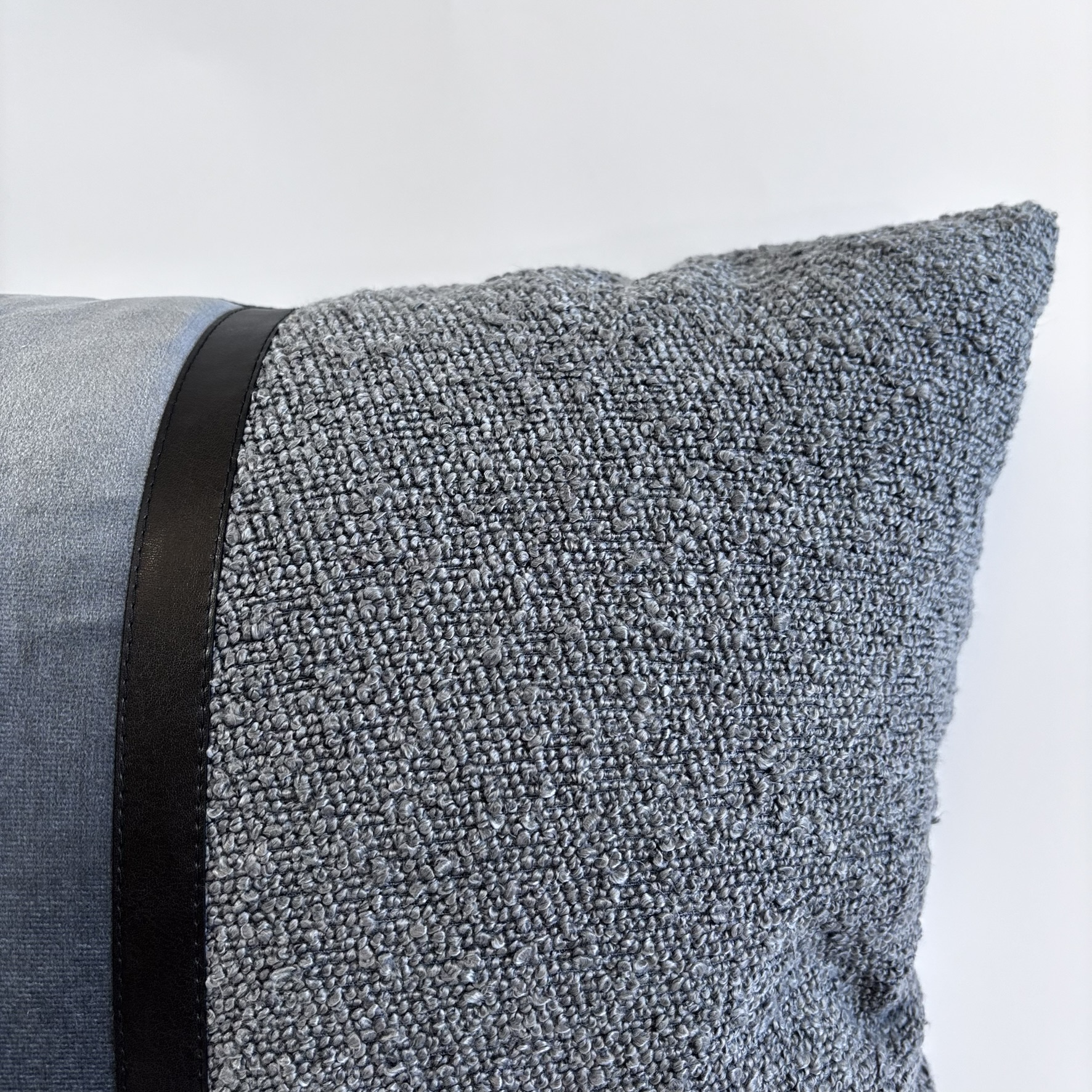 CAPA PARA ALMOFADA 50 X 50 CM  VELUDO SUEDE CINZA COM DETALHES EM BOUCLÊ