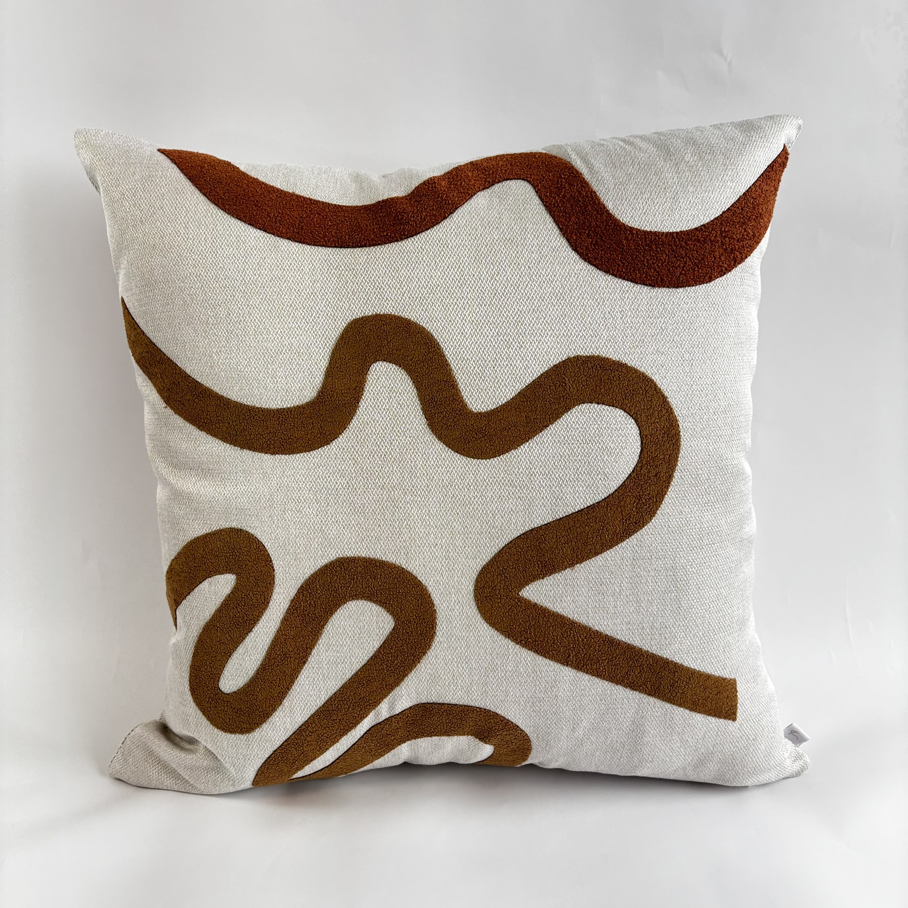 CAPA PARA ALMOFADA 50 X 50 CM BEGE CLARO COM APLIQUE ORGANICO EM BOUCLE TERRACOTA E CARAMELO