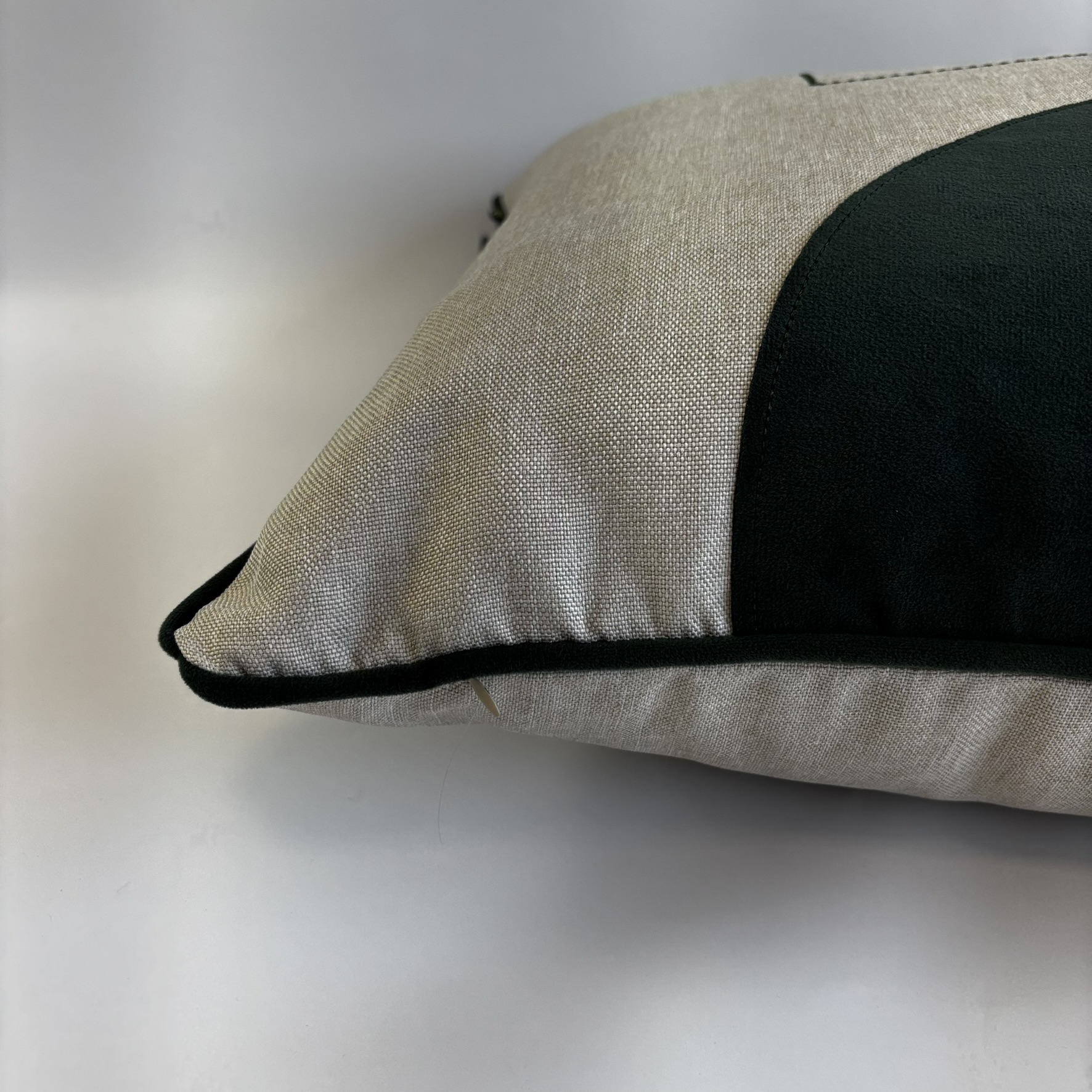 CAPA PARA ALMOFADA 50 X 50 CM  LINHO BEGE COM APLIQUE VERDE