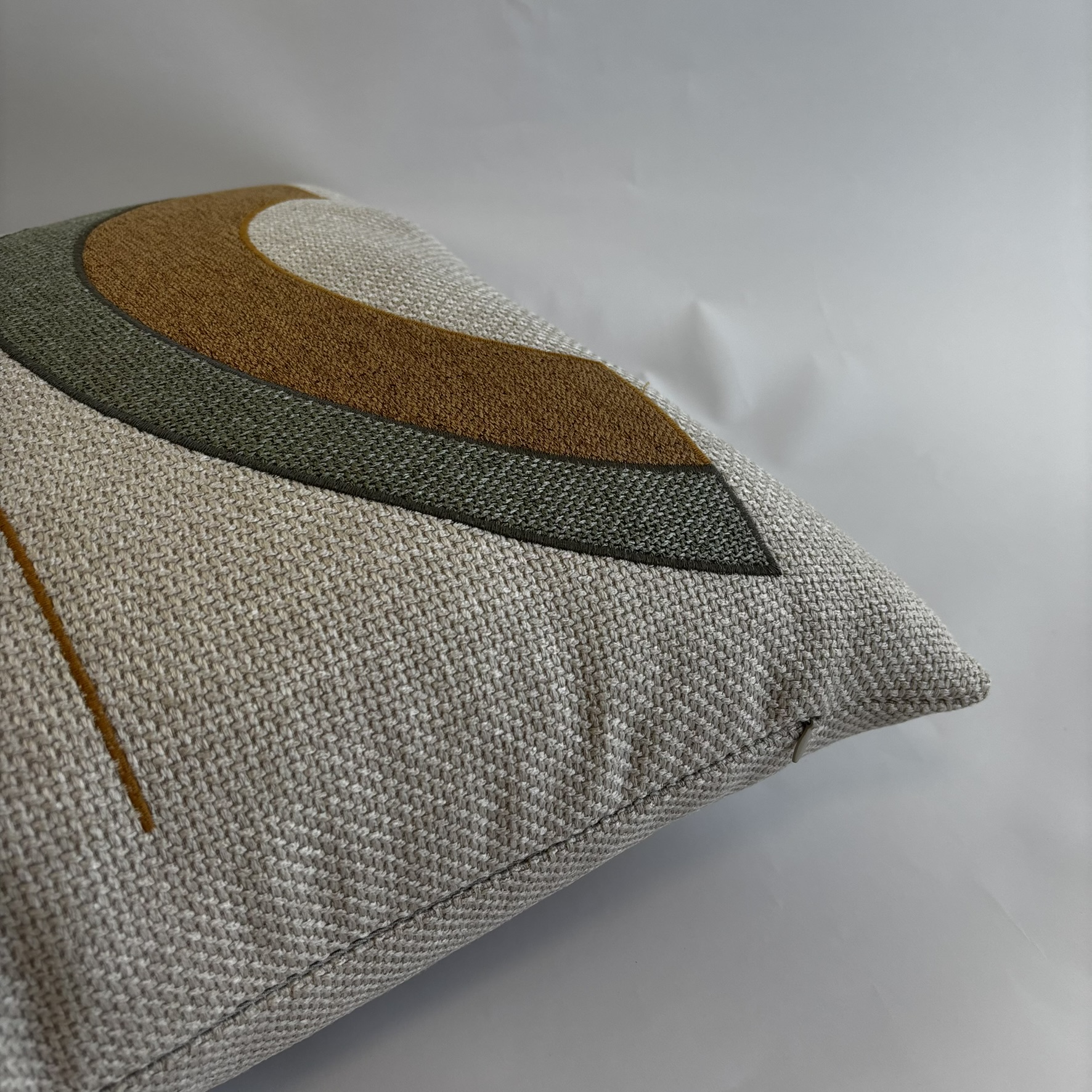 CAPA PARA ALMOFADA 50 X 50 CM  TRAMADO BEGE CLARO COM BORDADO CIRCULO VERDE E CARAMELO