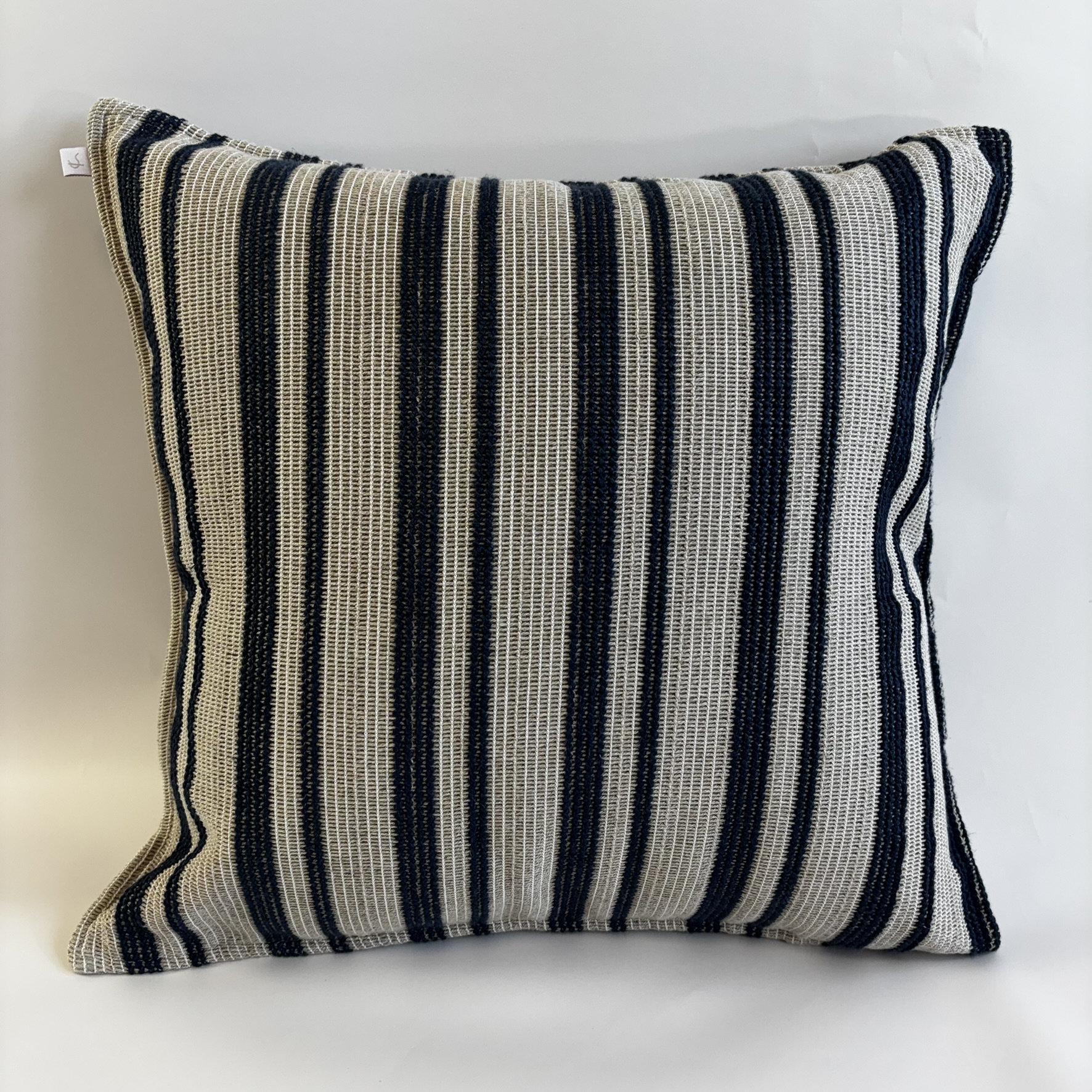CAPA PARA ALMOFADA 50 X 50 CM CROCHE LISTRA BEGE E AZUL