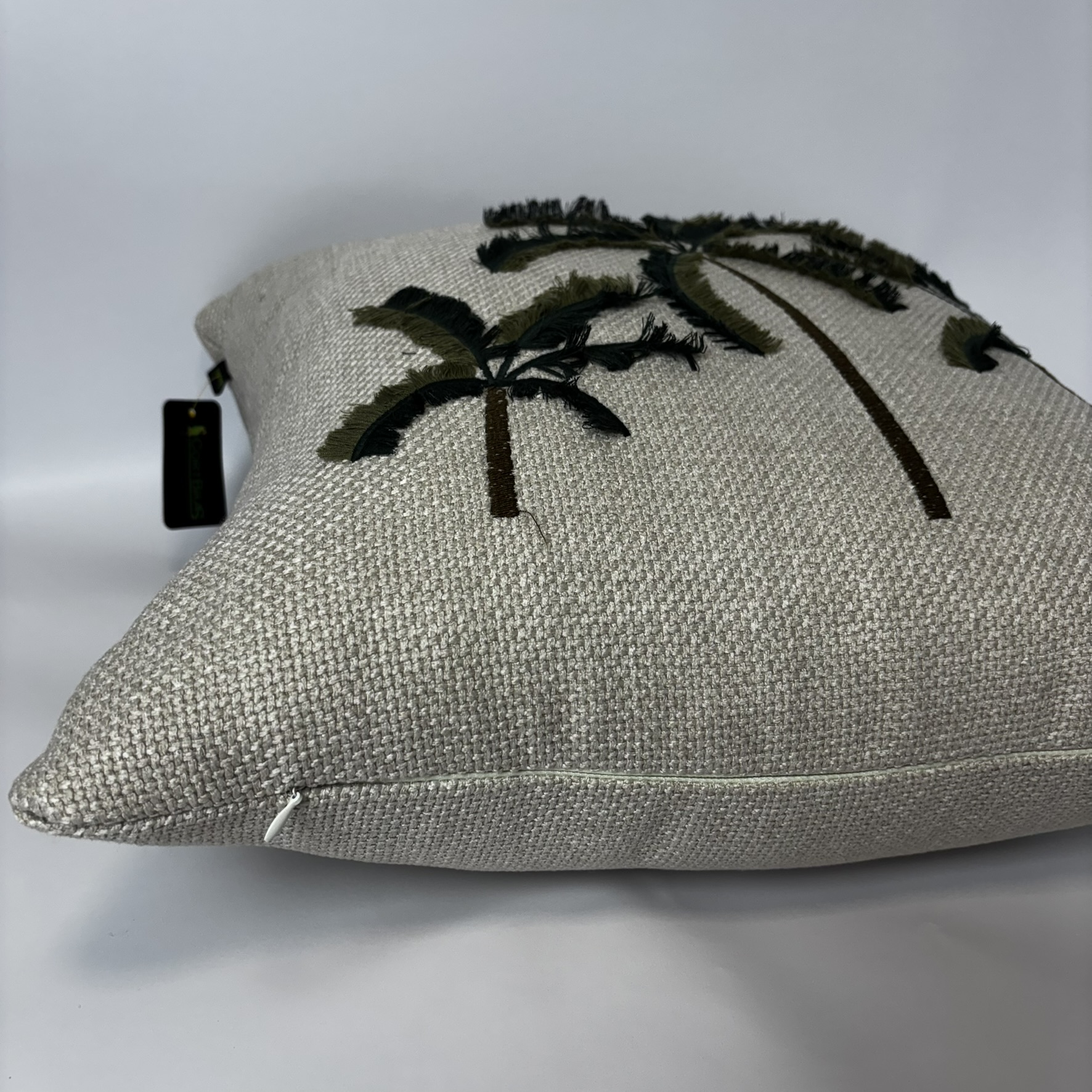 CAPA PARA ALMOFADA 50 X 50 CM  TRAMADO BEGE CLARO COM APLIQUE PALMEIRA VERDE