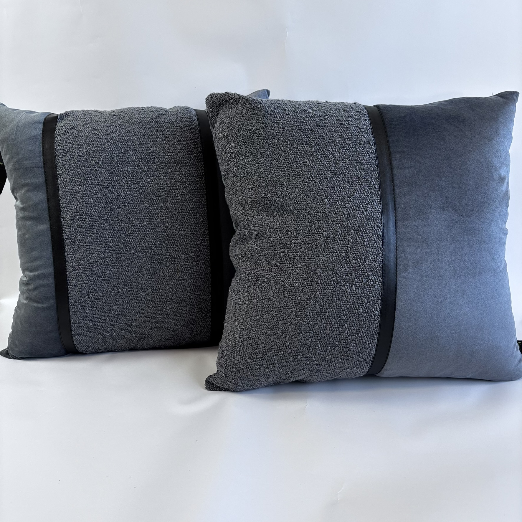 CAPA PARA ALMOFADA 50 X 50 CM  VELUDO SUEDE CINZA COM DETALHES EM BOUCLÊ