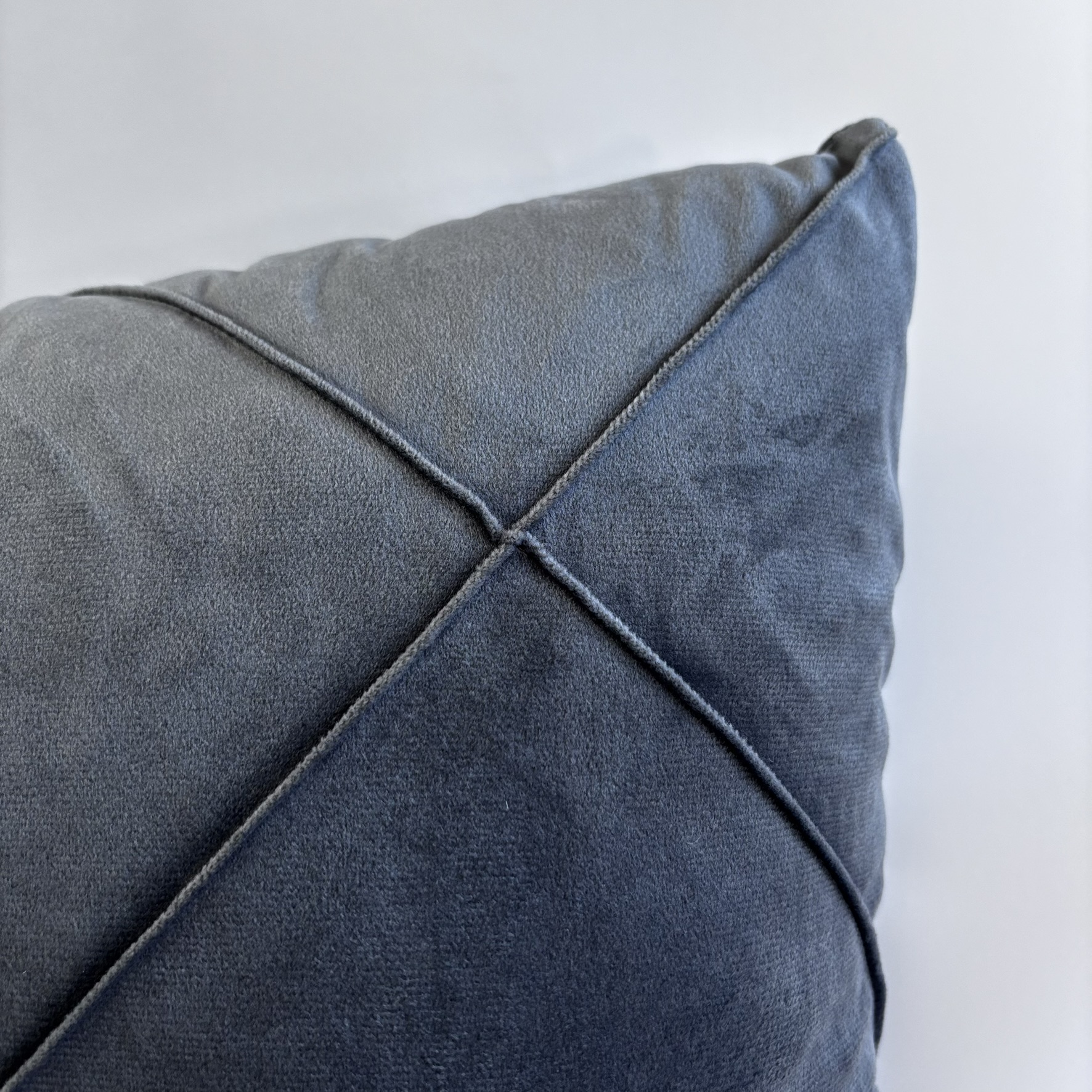 CAPA PARA ALMOFADA 50 X 50 CM  VELUDO SUEDE CINZA COM DETALHES EM LOSANGO NA COSTURA 
