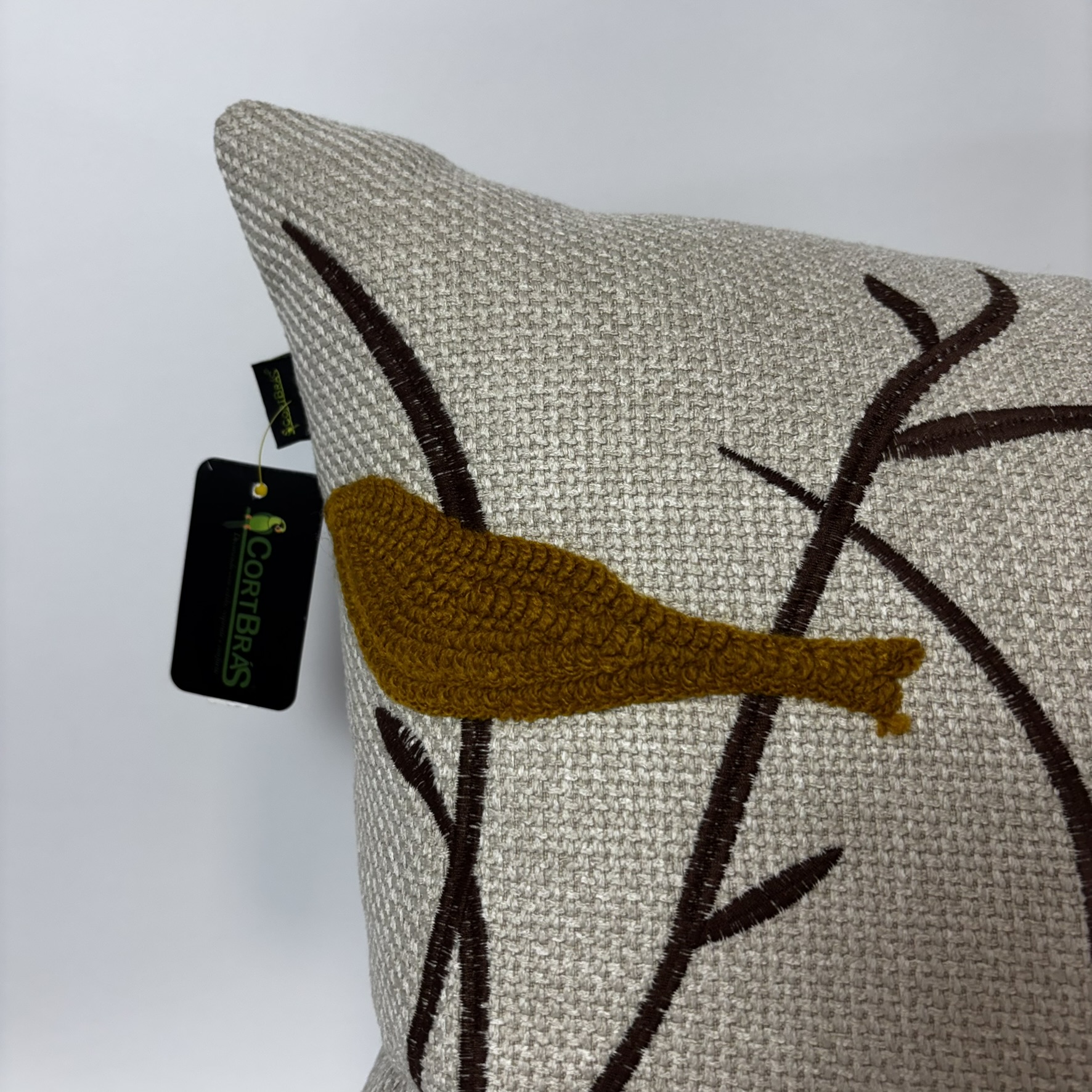 CAPA PARA ALMOFADA 50 X 50 CM  TRAMADO BEGE CLARO COM BORDADO PÁSSARO AMARELO
