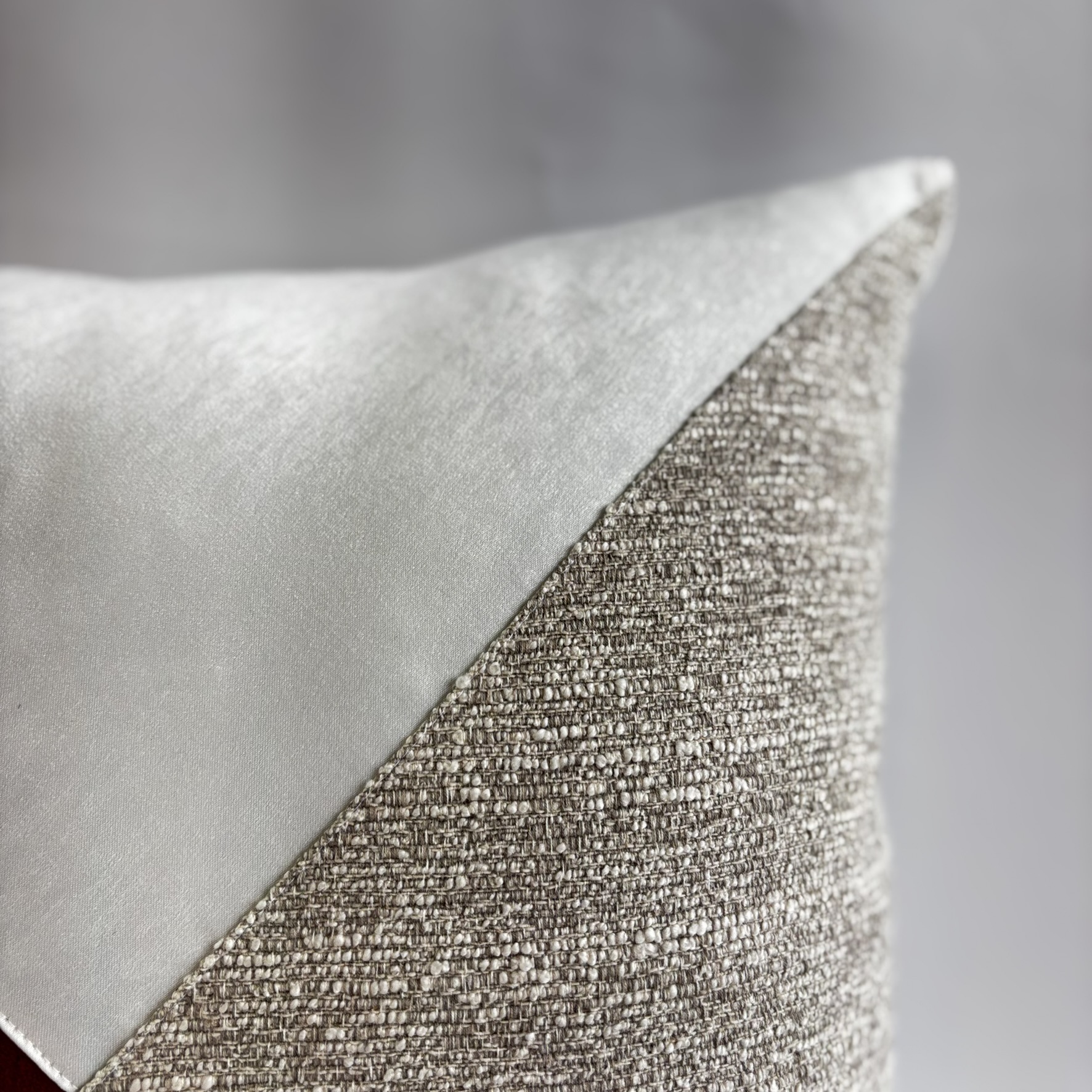 CAPA PARA ALMOFADA 50 X 50 CM SHANTUNG BRANCO COM APLIQUE CARAMELO E GELO