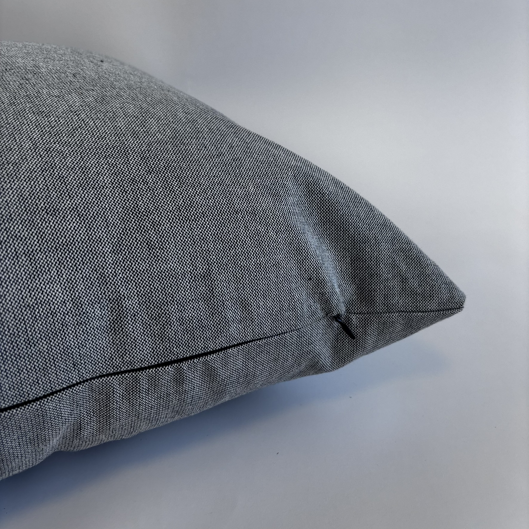CAPA PARA ALMOFADA 50 X 50 CM  CINZA COM DETALHE EM COURO ECOLOGICO PRETO