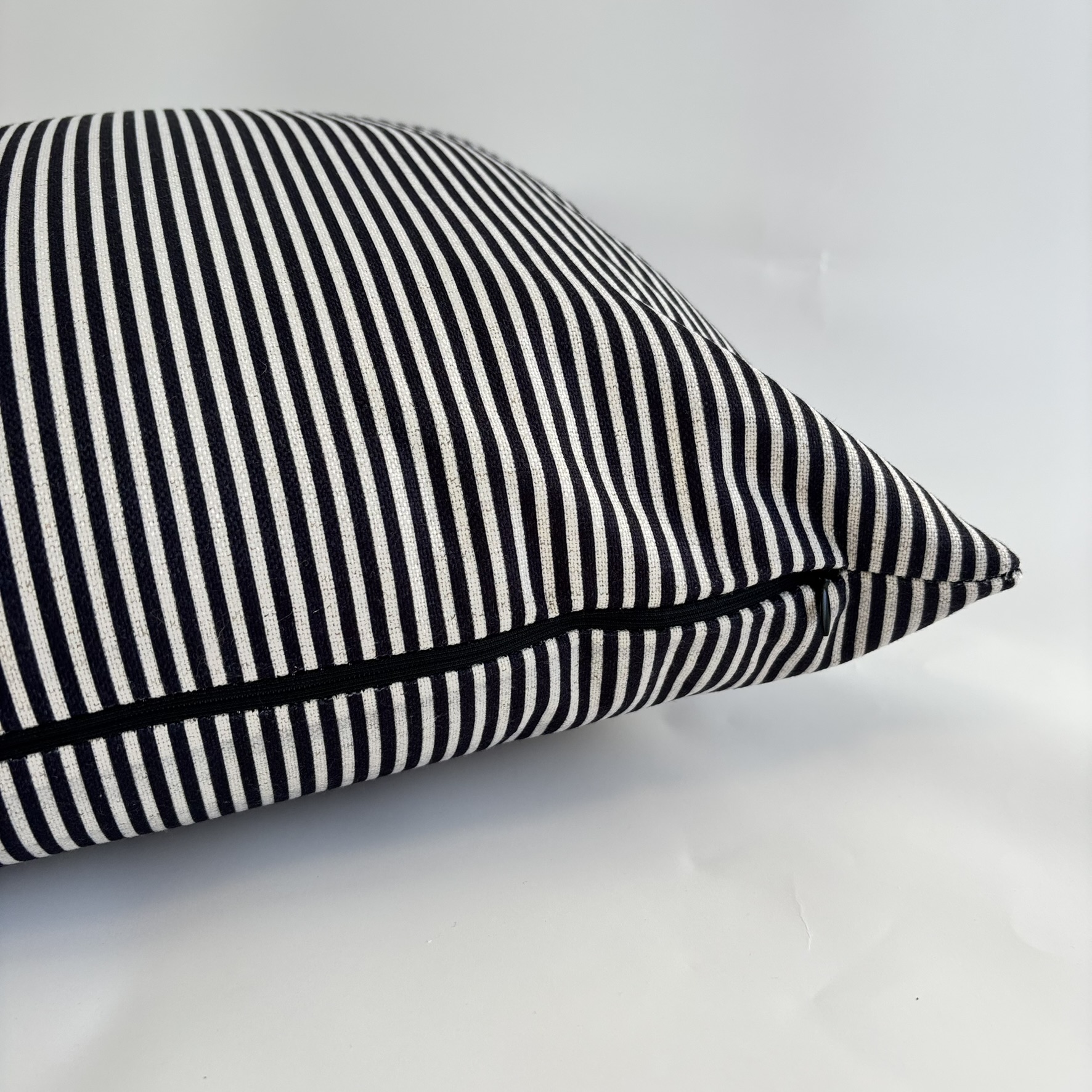 CAPA PARA ALMOFADA 60 X 60CM LINHO LISTRADO PRETO