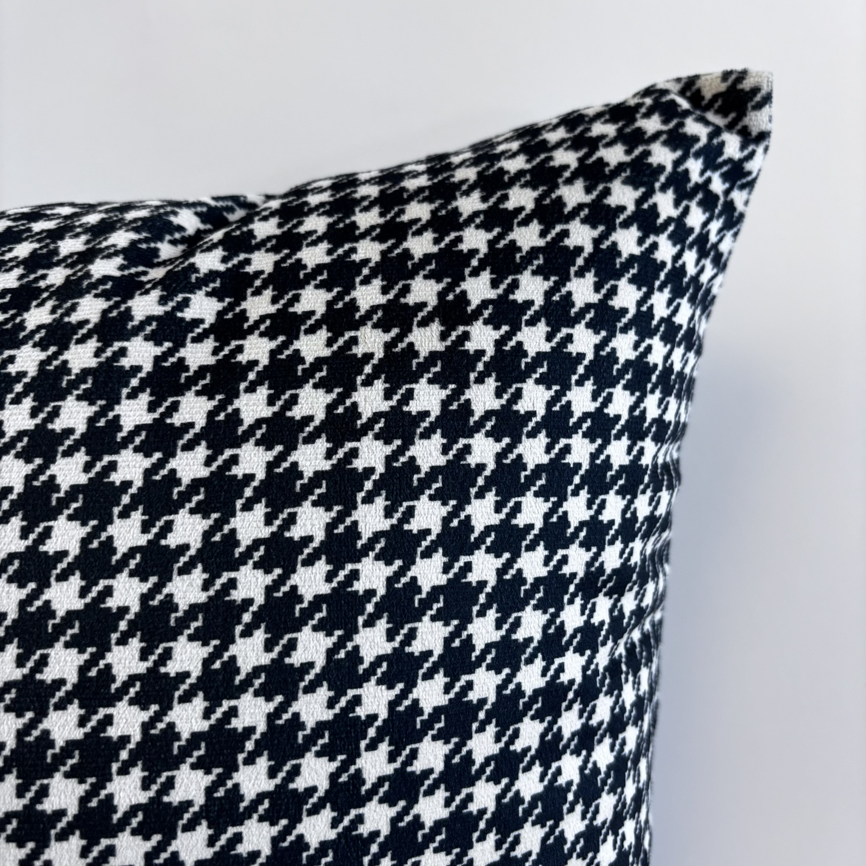 CAPA PARA ALMOFADA 50 x 50 CM VELUDO SUEDE ESTAMPADO PIED POULE PRETO