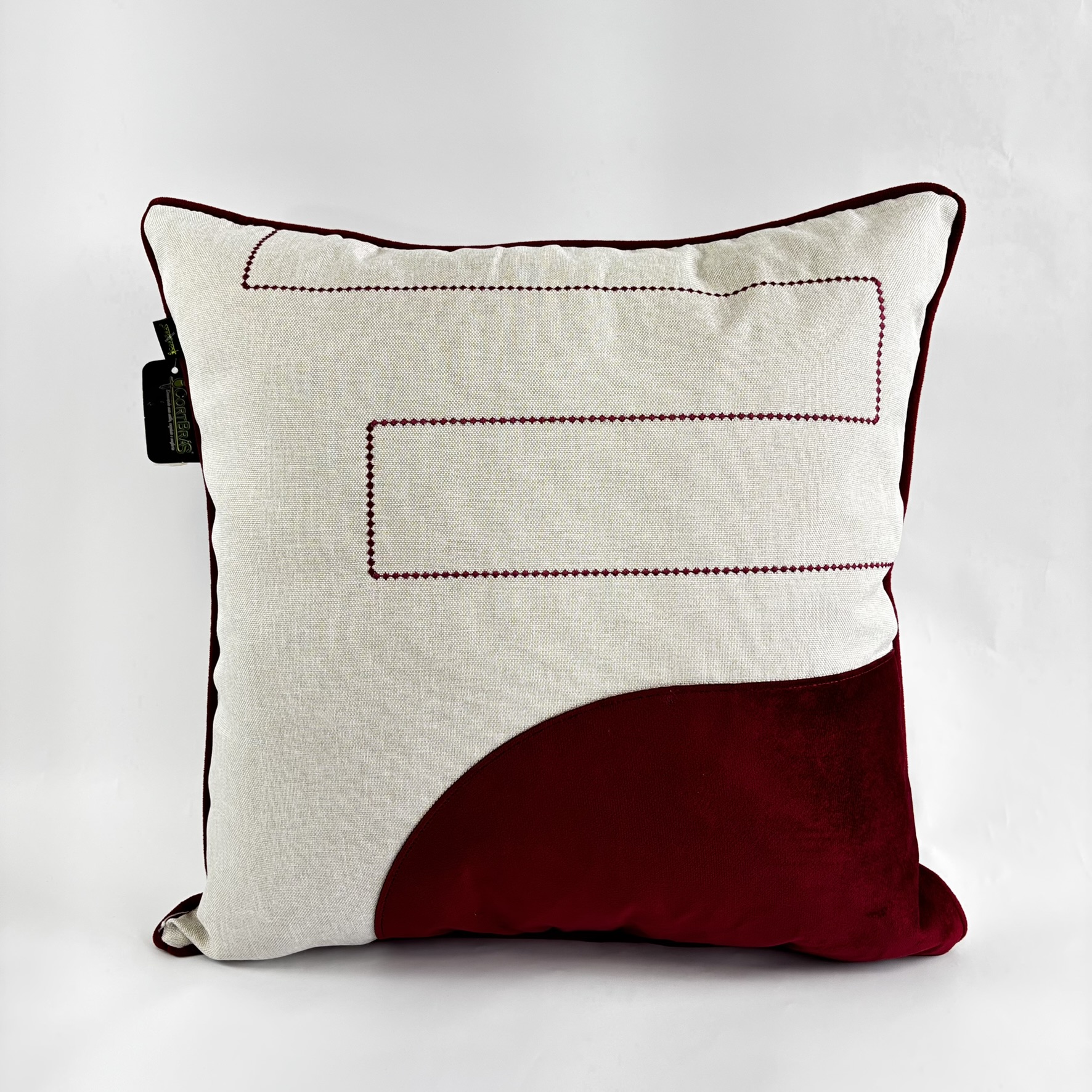 CAPA PARA ALMOFADA 50 X 50 CM  LINHO BEGE COM APLIQUE CEREJA