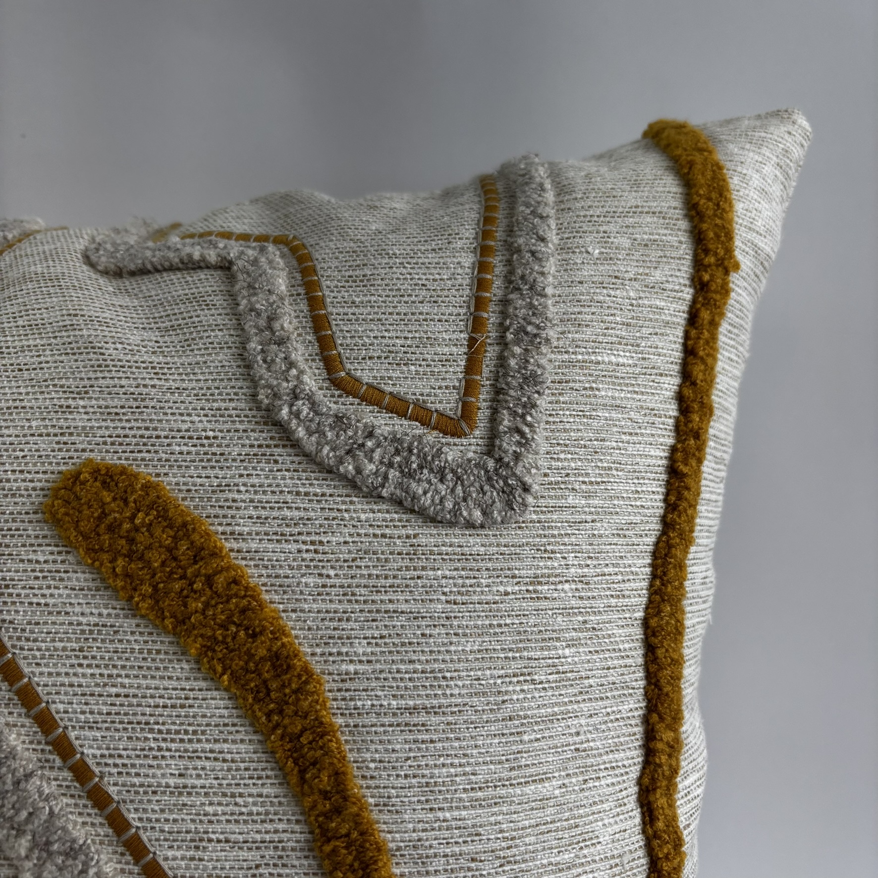 CAPA PARA ALMOFADA 50 X 50 CM  TRAMADO BEGE CLARO COM APLIQUE BOUCLE  AMARELO E BEGE