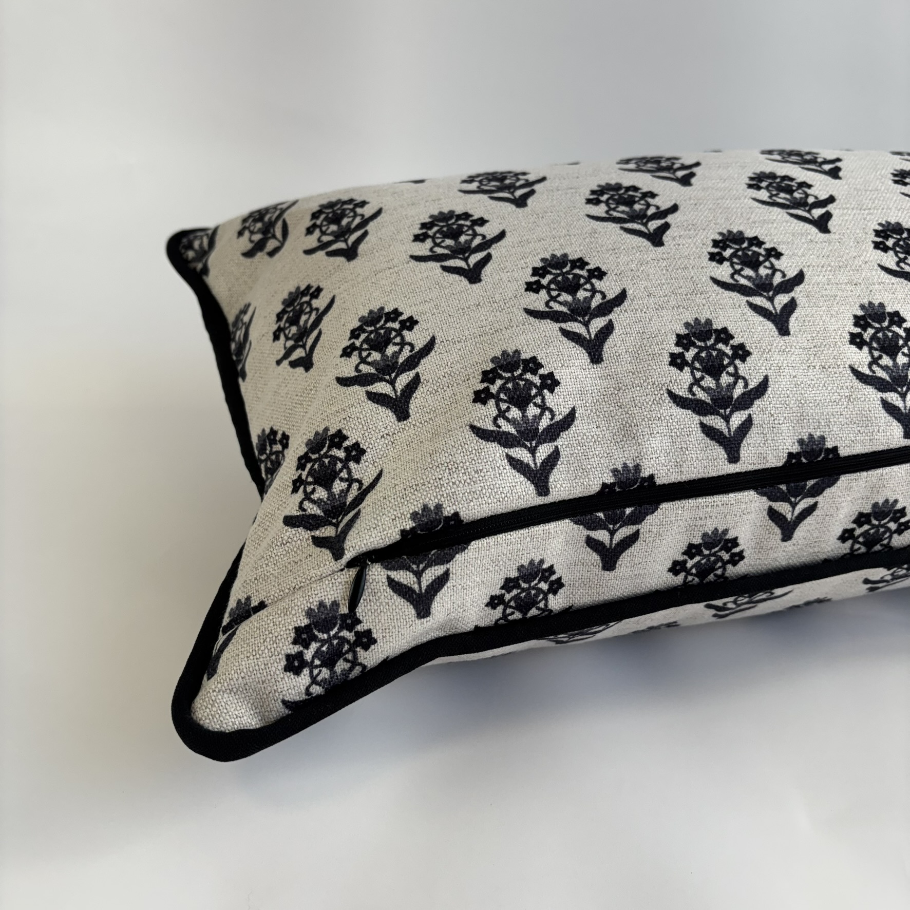 CONJUNTO CAPAS DE ALMOFADAS PRETO LISA E ESTAMPA FLOR DE LIS 18