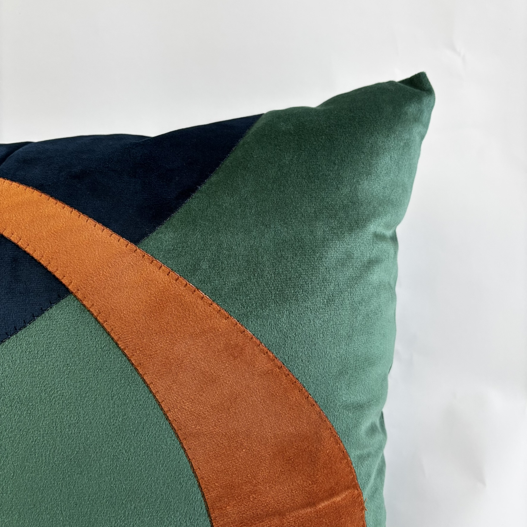 CAPA PARA ALMOFADA 50 X 50 CM  VELUDO SUEDE VERDE AZUL E CARAMELO