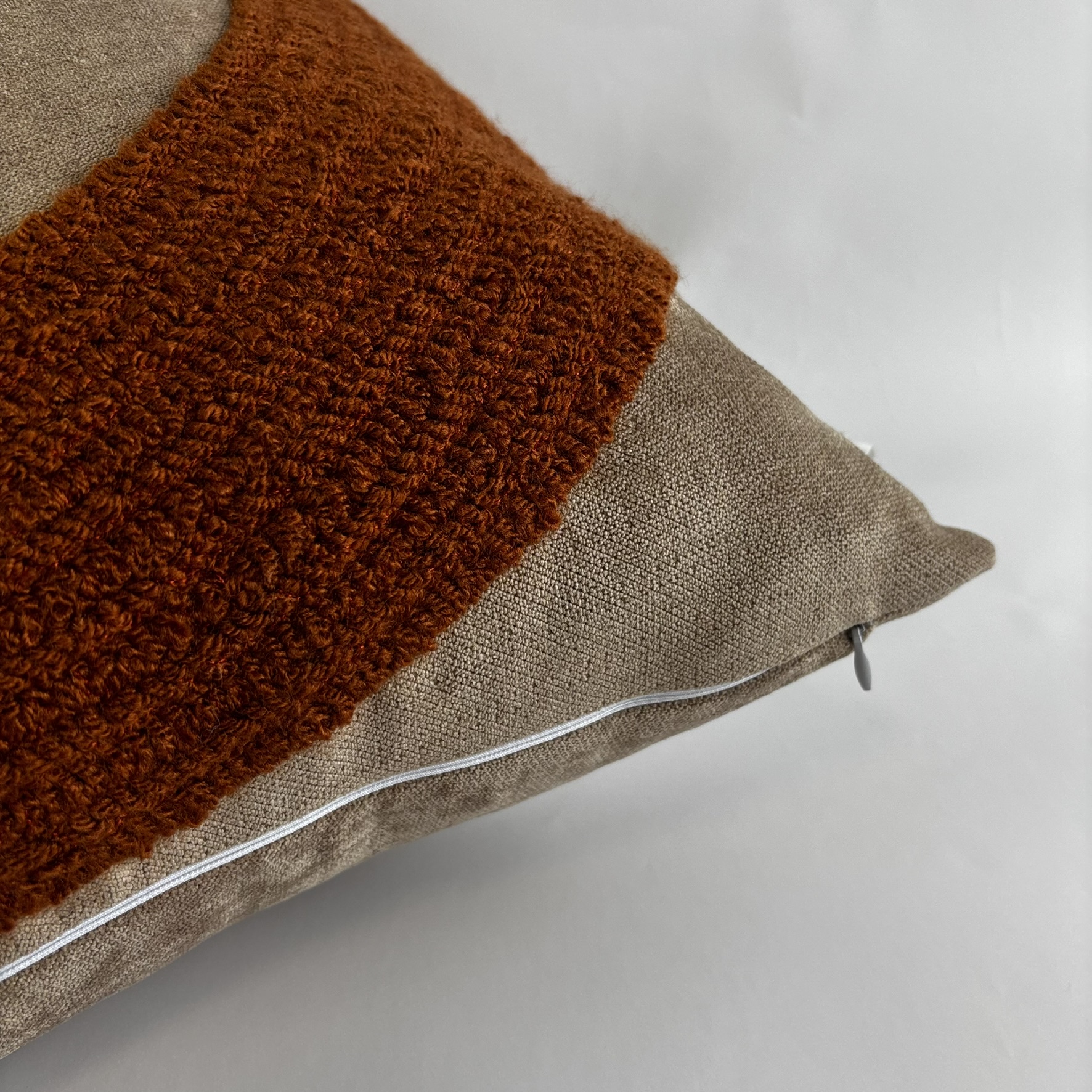 CAPA PARA ALMOFADA 50 X 50 CM  ESTONADA BEGE COM APLIQUE CARAMELO E CEREJA