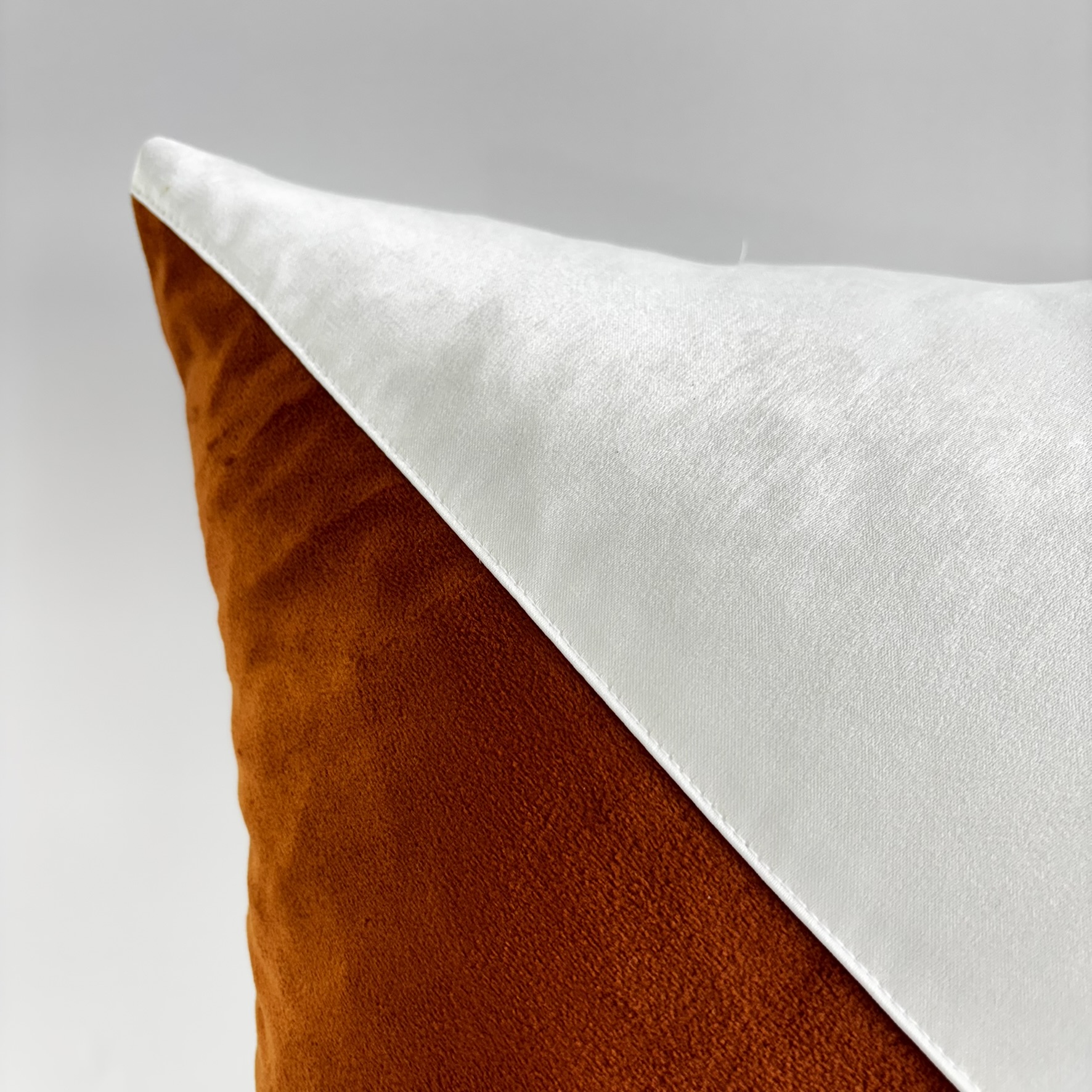 CAPA PARA ALMOFADA 50 X 50 CM SHANTUNG BRANCO COM APLIQUE CARAMELO E GELO