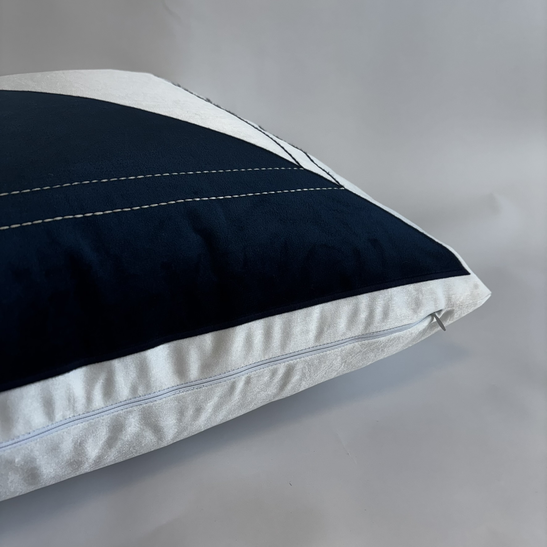 CAPA PARA ALMOFADA 50 X 50 CM SHANTUNG BRANCO COM APLIQUE AZUL MARINHO 