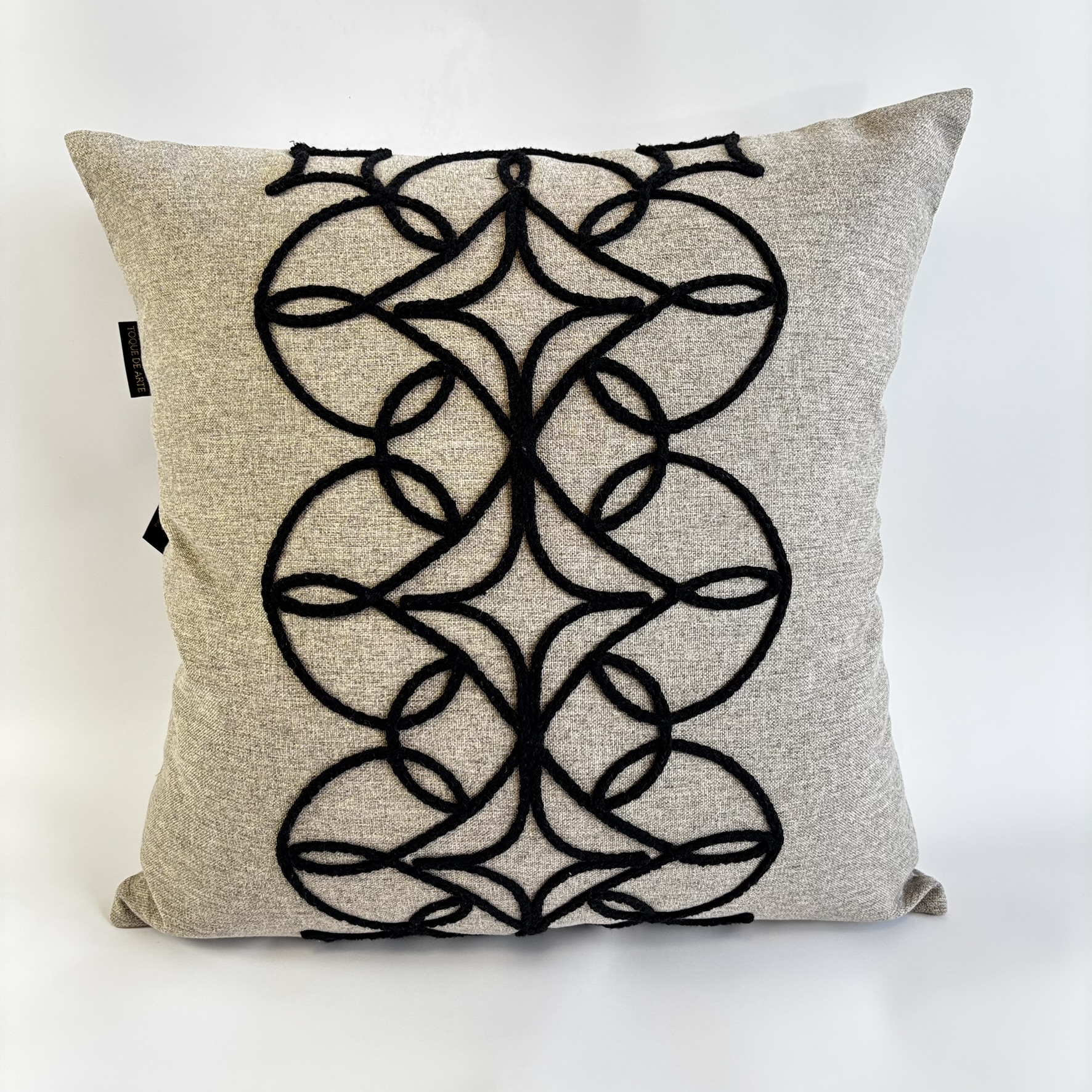 CAPA PARA ALMOFADA 50 X 50 CM  LINHO BEGE COM APLIQUE ARABESCO PRETO