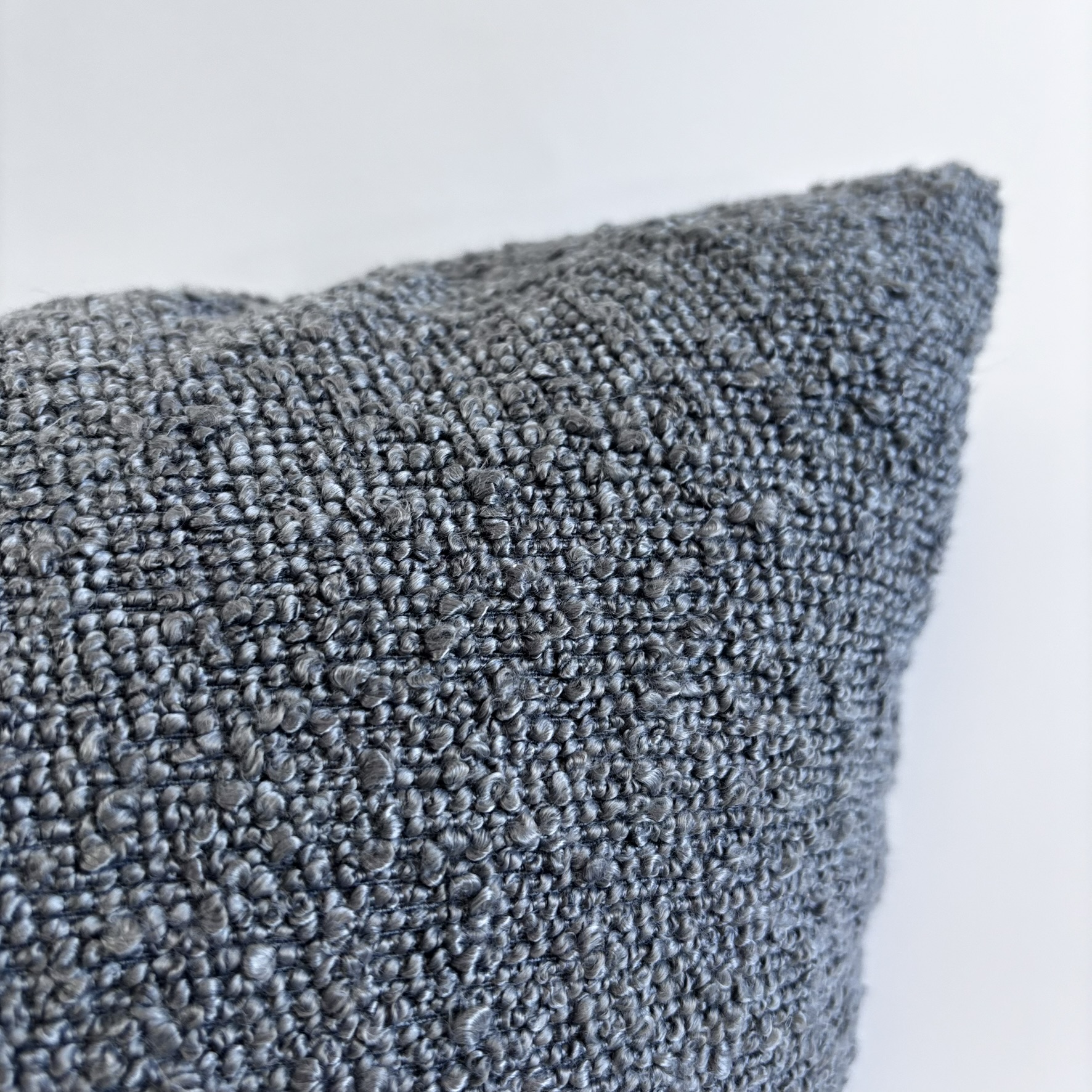 CAPA PARA ALMOFADA 50 X 50 CM  VELUDO SUEDE CINZA COM DETALHES EM BOUCLÊ
